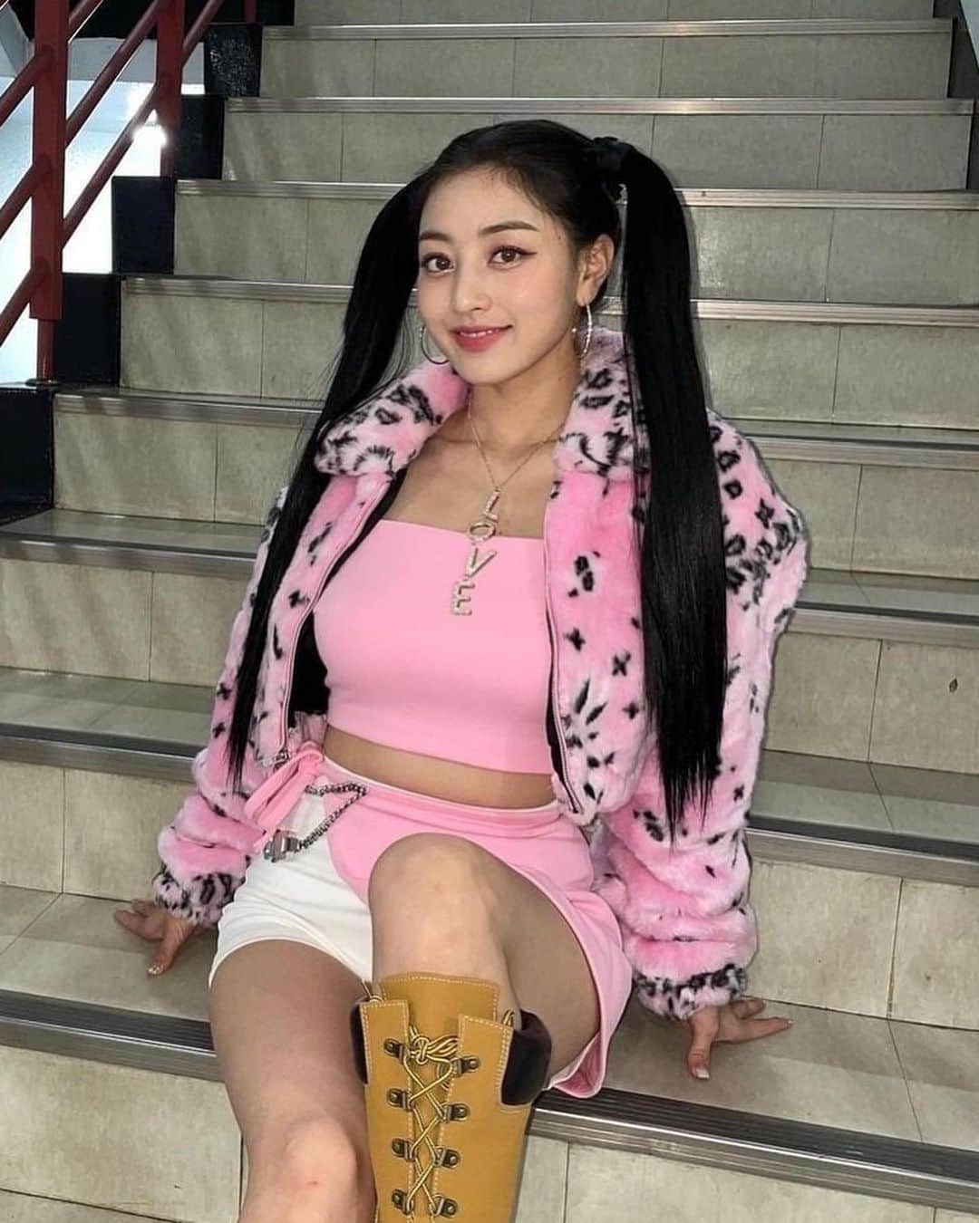 ジヒョのインスタグラム：「♡ this pink outfit is SO cute i‘m obsessed…⠀ —」
