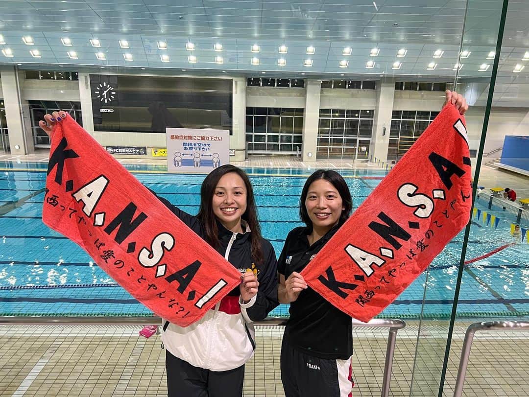 松田志保さんのインスタグラム写真 - (松田志保Instagram)「＊ フィンスイミング日本選手権🧜🏻‍♀️🇯🇵  ▪️50m CMASビーフィン 22.87 優勝🥇 ▪️100m CMASビーフィン 50.98 優勝🥇 ▪️50mサーフィス 18.87 優勝🥇 ▪️4×50m 混合サーフィスリレー 1.12.12 2位🥈 ▪️4×100m 混合ビーフィンリレー 3.19.22 2位🥈 ▪️4×100m サーフィスリレ3.04.70 優勝🥇  女子総合優勝🏆男女総合3位🏆  少ない人数でよくここまで戦った👏🏻 ほんまにみんなよくがんばった👏🏻 ありがとーーーーう💛  ほんで 羽田雄一郎杯(最優秀選手賞) 大活躍やった岩井くんと受賞👑  今大会も例の如くたくさんの大人を振り回して迷惑かけまくってたのに、タフなスケジュールのわたしを気遣ってくれてほんまに感謝です🙇🏼‍♀️  みなさんおつかれさまでした💪🏻 またがんばりましょう💪🏻パワー💪🏻  #finswimming #swimming #athlete #japan #nationalteam #roadtobest #フィンスイミング #水泳 #プール #アスリート #日本選手権 #世界でメダルを獲るまであきらめない #roadtoWG #tobemyself」11月14日 23時40分 - 527shiho