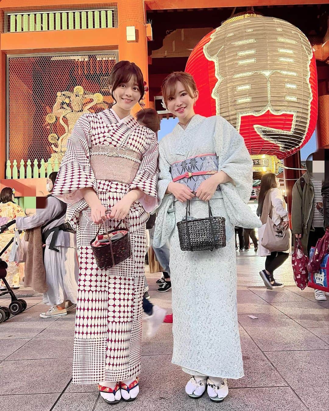里美ゆりあのインスタグラム：「奏音ちゃんと浅草デート♥️  素敵な着物着てプラプラ散歩🥰  たくさん楽しい話もして楽しかった❤🎶❤😆😆  YouTubeお楽しみに🎶 . . . . @kanon__kanade  @satomiyuria   #浅草 #浅草食べ歩き  #デートコーデ  #デート #着物ヘア  #着物 #雷門 #YouTube #里美ゆりあちゃんねる」