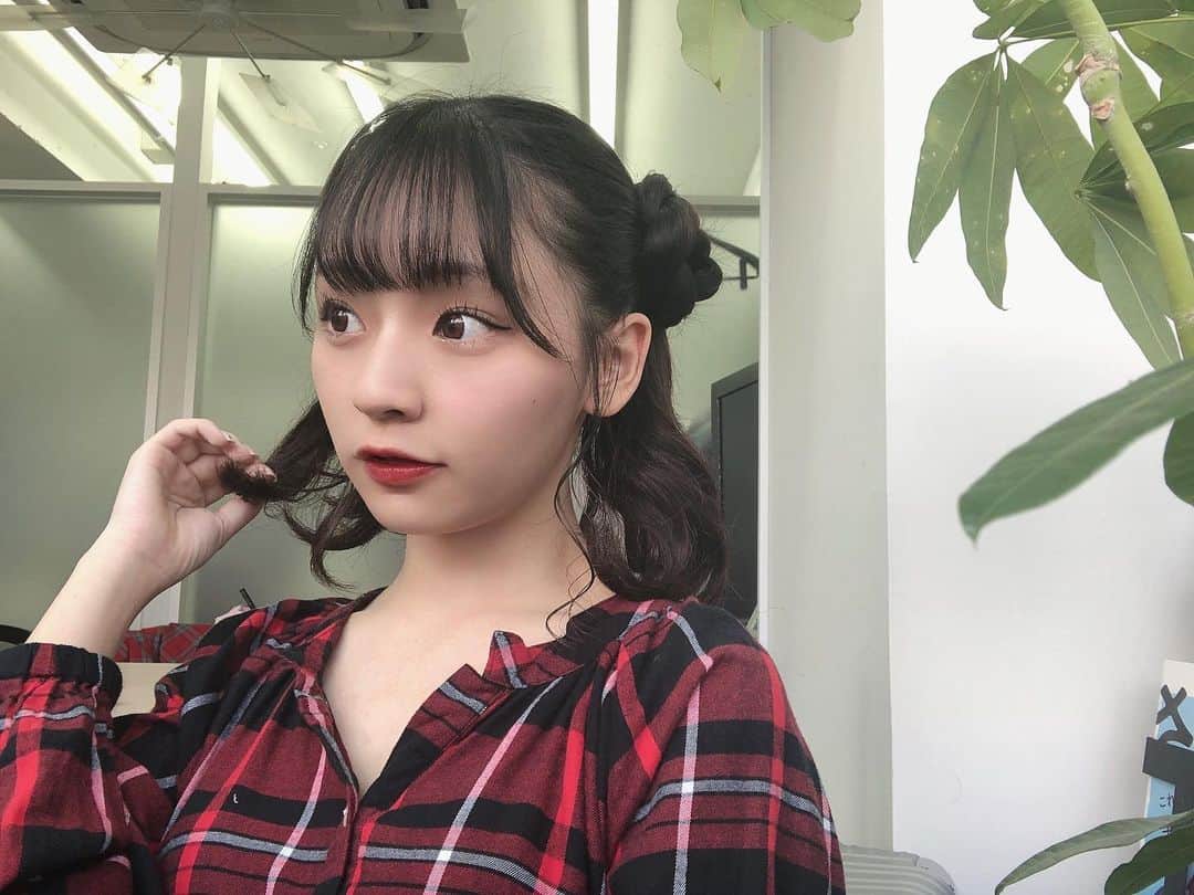 尾野寺みさのインスタグラム：「⁡ ⁡ ⁡ ⁡ ずっとやりたかった髪型❤︎ ⁡ 褒めてもらえて嬉しかったなー ⁡ ⁡ ⁡ #アイドル #ヘアアレンジ #お団子 #おくれげ #ツインテ #ロングヘア  #パジャマ #イベント」