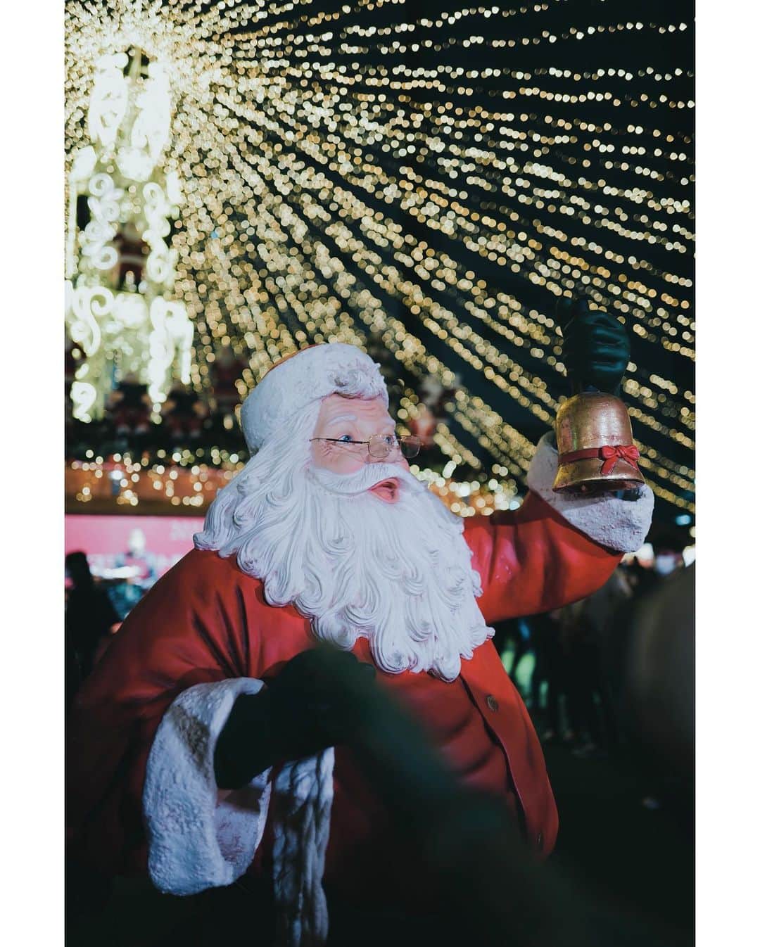 高山都さんのインスタグラム写真 - (高山都Instagram)「ぶらぶらコーヒー屋さん探して歩いてたら、天神の駅近くにキラキラ光って賑わっている場所があって、行ってみたらクリスマスマーケットが開催されていました🎄 中に入ると(エントランスフリーでした)ステージでクリスマスソングが歌われてて、ホットワインやビール、ホットチョコレート、ソーセージ…色んなお店が出てて、まるでフェスみたい。 2年前のベルギーのクリスマスマーケットを思い出して、コーヒーのはずがワイン選んでしまったよね。 街中でこんなイベントがあるのかーって、そもそもフェスもコロナのおかげで随分ご無沙汰だったから、久々すぎる明るい賑やかさに、なんだか感動した福岡の夜。 偶然こんなとこに出会えちゃったのもラッキーだった。 あと5度くらい寒かったら、もっとクリスマスだったけど、過ごしやすくて気持ちよかったなー。 たまたま、スタートした日にふらっと入ったんだけど、クリスマス本番までやってるので、お近くの方はぜひ。 ※入る時は検温とアルコール消毒必須で、しっかり対策されてました。 この時は、写真撮る瞬間と飲み食いする時だけマスクオフしてます。」11月14日 23時43分 - miyare38