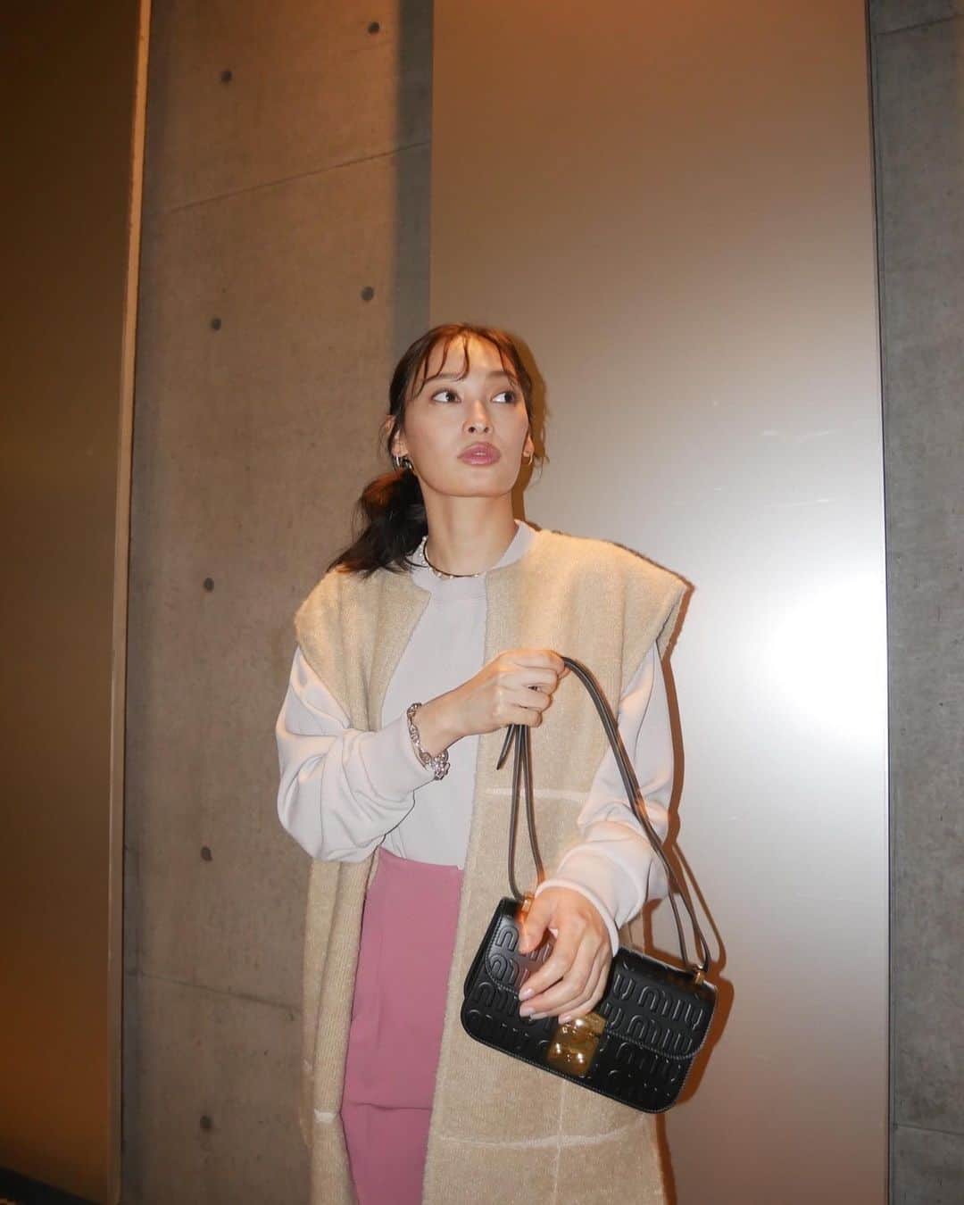 大政絢さんのインスタグラム写真 - (大政絢Instagram)「#今日の絢服 💓🖤💓 sweat @intimite_onemile  vest @amerivintage  pants @uncrave_official  heel @jimmychoo  bag @miumiu」11月14日 23時54分 - aya_omasa_official