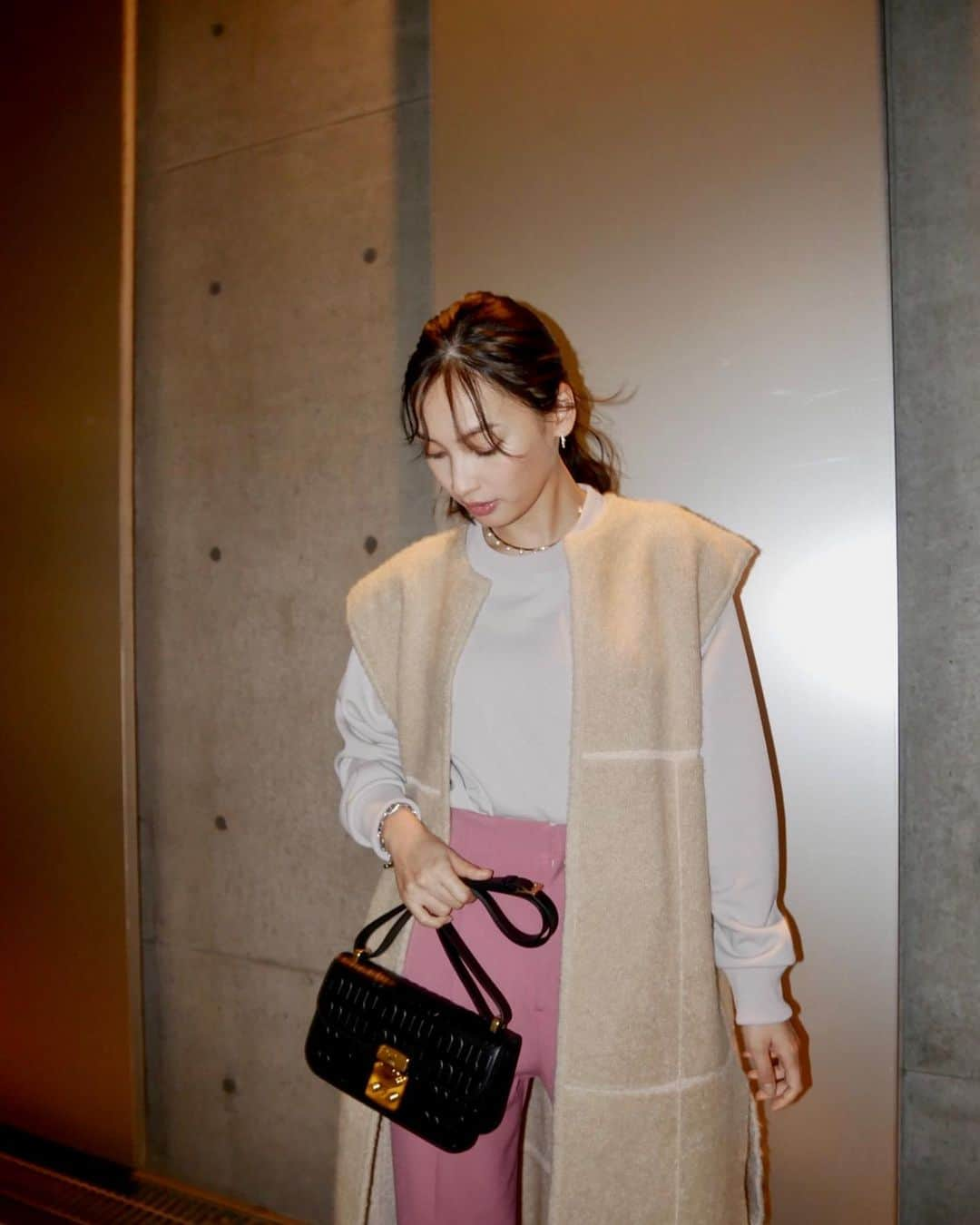 大政絢さんのインスタグラム写真 - (大政絢Instagram)「#今日の絢服 💓🖤💓 sweat @intimite_onemile  vest @amerivintage  pants @uncrave_official  heel @jimmychoo  bag @miumiu」11月14日 23時54分 - aya_omasa_official