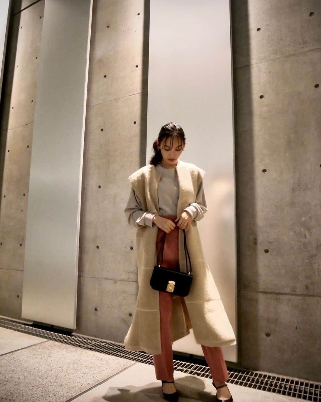 大政絢のインスタグラム：「#今日の絢服 💓🖤💓 sweat @intimite_onemile  vest @amerivintage  pants @uncrave_official  heel @jimmychoo  bag @miumiu」