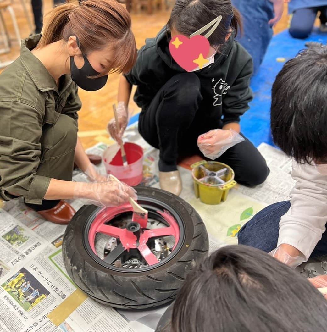 大槻ひびきさんのインスタグラム写真 - (大槻ひびきInstagram)「静岡県の知徳高等学校の教室をお借りして 原動機研究部メンバー&デザイン部の学生の皆さんと バイク(GROM)の塗装作業をしました🌸  今回静岡県東部の高校生の皆さんから バイクのデザインを募集し 朝から全て手作業で塗装しました✨ とっても素敵なデザインになりました🥰  私は今中型MTの教習所に通っているので 免許とれるまではまだ先だけど いつか皆さんと一緒にツーリングとかできたらいいな🌸 と思ってます😊 　  学校の校舎に入ったときに 高校時代を思い出しました🍀 楽しいこと悲しいこと沢山あったけど 仲間たちと過ごした日々が 最高の高校生活だったのを覚えています。 また戻れるなら1日だけでいいから 高校生に戻ってみたい！と思うくらい🥰  進学校だったのにお勉強苦手だったので赤点取ってたけどw 今思うと英語だけはしっかりお勉強しておけばよかったと とても後悔しています😂  高校三年生の皆さんは あと四ヶ月程で卒業ですね🥺 寂しい気持ちや 進学や就職でワクワクしたり 緊張したりしている方もいるとおもいます。  卒業までの間、 いっぱいお勉強して いっぱい遊んで いっぱい夢を追いかけて いっぱい恋して いっぱい笑って 1日1日を大切に いっぱい楽しんで過ごして下さいね  今辛いことがあっても 大変な事や悲しい事があっても 負けないでくださいね！ 乗り越えていこうとする姿を ちゃんとみててくれる人がいます。 その経験は必ず将来役に立ちます。 沢山いろんなことを経験して たとえ挫折したとしても 乗り越えた時にはさらに強く成長してるはずです。  いっぱい青春してくださいね☺️  ひびやんより✨  #grom #shizuoka」11月15日 0時07分 - yanhibi0221