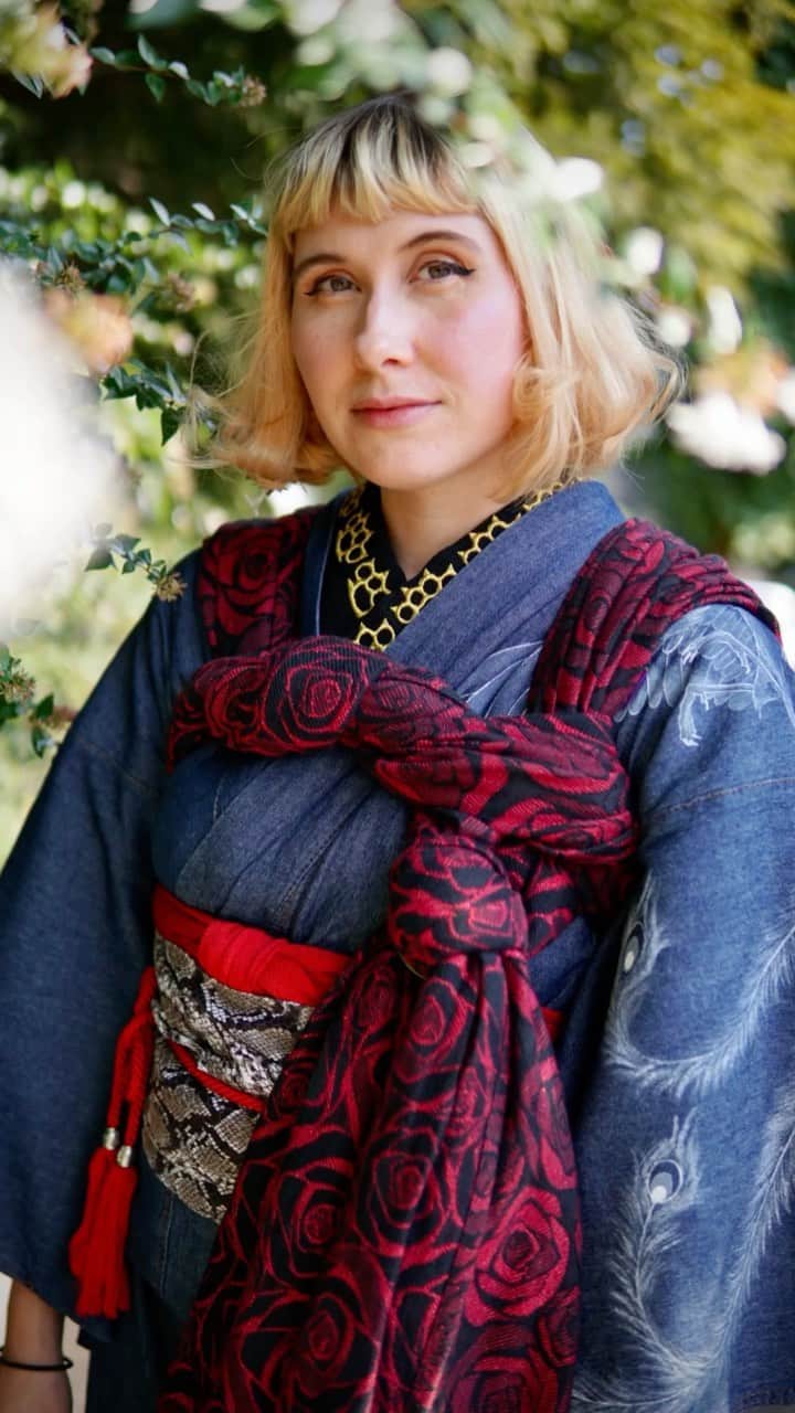 Anji SALZのインスタグラム：「Oh hello 👋🏻 Neglecting my insta feed like a champ aren’t I 😅 Had the camera running the other day when I got dressed in kimono, so here we go 🤪  Since I’m still breastfeeding and also baby carrying I’m wearing kimono the easy way with no much padding or stiffeners as well as simple Obi tie.  #casualkimono」