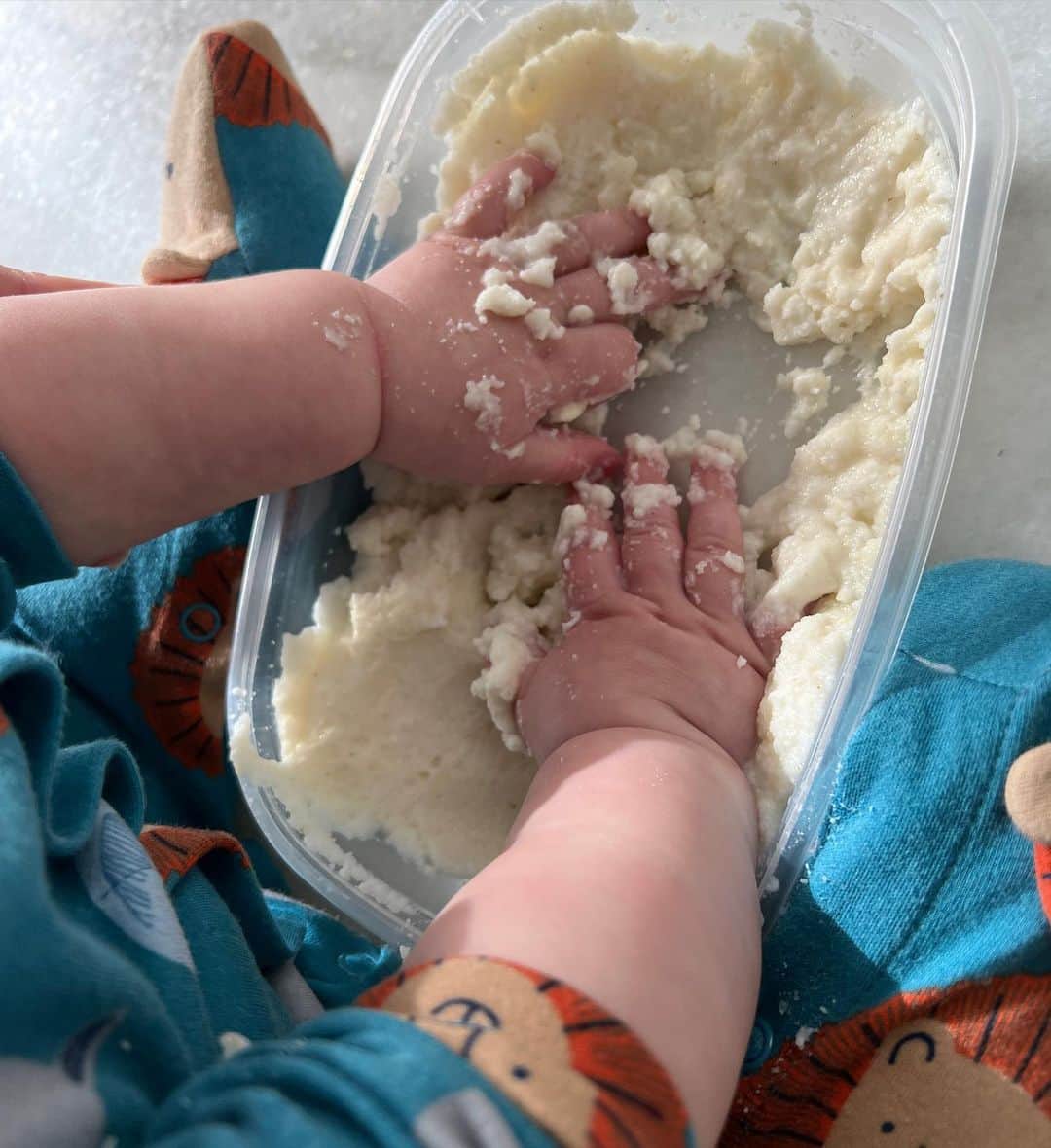 ステファニア・フェルナンデスのインスタグラム：「Enseñándole a Liam nuestra arepa 🫓 🇻🇪💙  Hijo espero enseñarte lo que más pueda de ese hermoso lugar que le roba el corazón a mamá: Venezuela 🙏💙✨ 🇻🇪  Dejando momentos grabados en mi alma y corazón.」