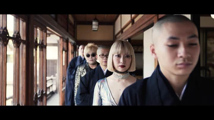 中里亜美のインスタグラム：「11.18リリース、スカラベの新曲 【Millon Miles Away】  マイノリティである私に "お前はポップスターになれ"と導く。 蕉太郎の作る音楽は挑戦的でもあり 私の可能性を解放してくれる。 駆け引きの無い(できない)嗅覚の優れた 稀なミュージシャンだと思う。  スカラベの活動はいつも自由で刺激的なのだ。 Millon Miles Away 最高のメロディを楽しみにしていて！  Film🎥 @yoshitsugu_takeuchi   #MillonMilesAway #MMA #SCARAB #スカラベ #英語詞  #新曲  #newsong #cooljapan  #ノージャンル」
