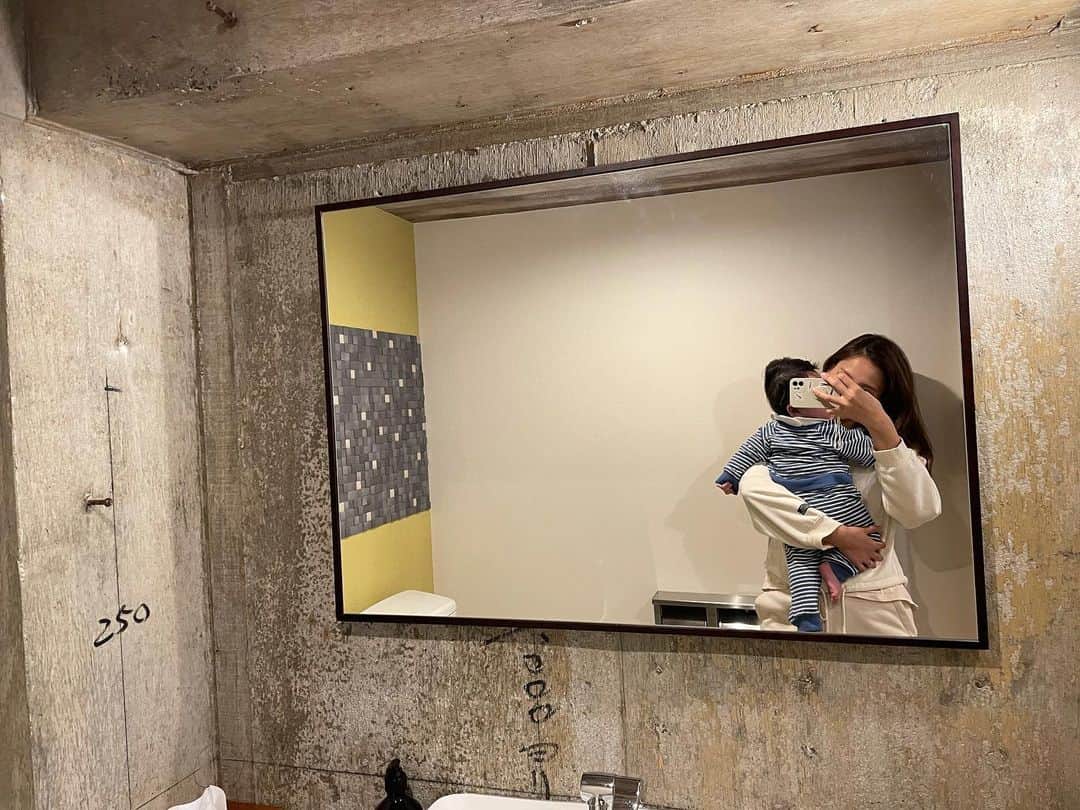 小屋春菜のインスタグラム：「私の2人目の産後ダイエットは 旦那さんがオーナーをするジム　　@syncagym  に通い始めました！　トレーナーの藤井さんが私に合ったトレーニングを組んでくださり、いったーい！筋肉痛じゃなくてやんわり筋肉痛で心地よい！今のところは…ここからビシバシ厳しくなるのかな🤣 いつも聞きたい音楽ありますか？ときいてくれて、好きな歌で気持ち高めながらのトレーニングはやる気がぜんぜん変わる！今回も産後ダイエットちょこちょこアップしていきます👶🏻  写真は私が好きなトイレの写真😂😂　なんだかオシャレなのよ😂😂😂  #産後ダイエット #ダイエット #パーソナルトレーニング  #パーソナルジム  #名古屋トレーニング #名古屋トレーニングジム #名古屋パーソナルトレーニング #池下トレーニングジム #覚王山トレーニングジム #個室トレーニング #リフォーマー #ピラティス #名古屋ピラティス #個室ピラティス」
