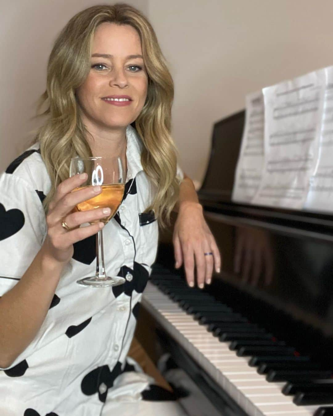 エリザベス・バンクスさんのインスタグラム写真 - (エリザベス・バンクスInstagram)「PJs + wine. I do not play piano. I pretend (for a living so … it makes some sense). Happy Sunday night.」11月15日 11時07分 - elizabethbanks