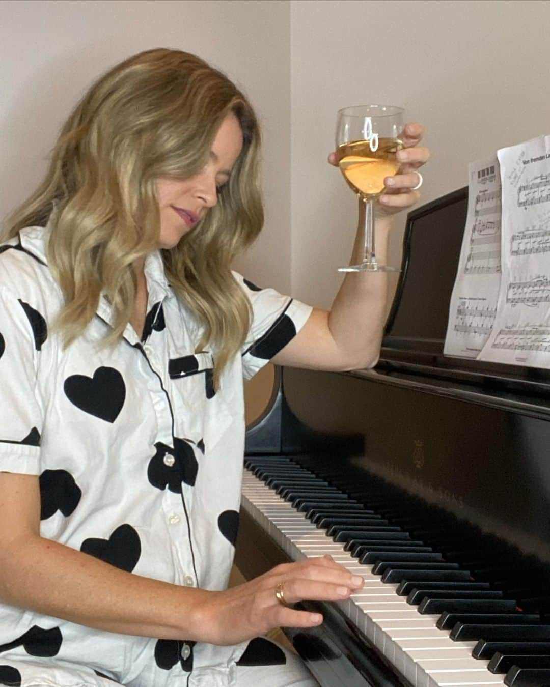 エリザベス・バンクスさんのインスタグラム写真 - (エリザベス・バンクスInstagram)「PJs + wine. I do not play piano. I pretend (for a living so … it makes some sense). Happy Sunday night.」11月15日 11時07分 - elizabethbanks