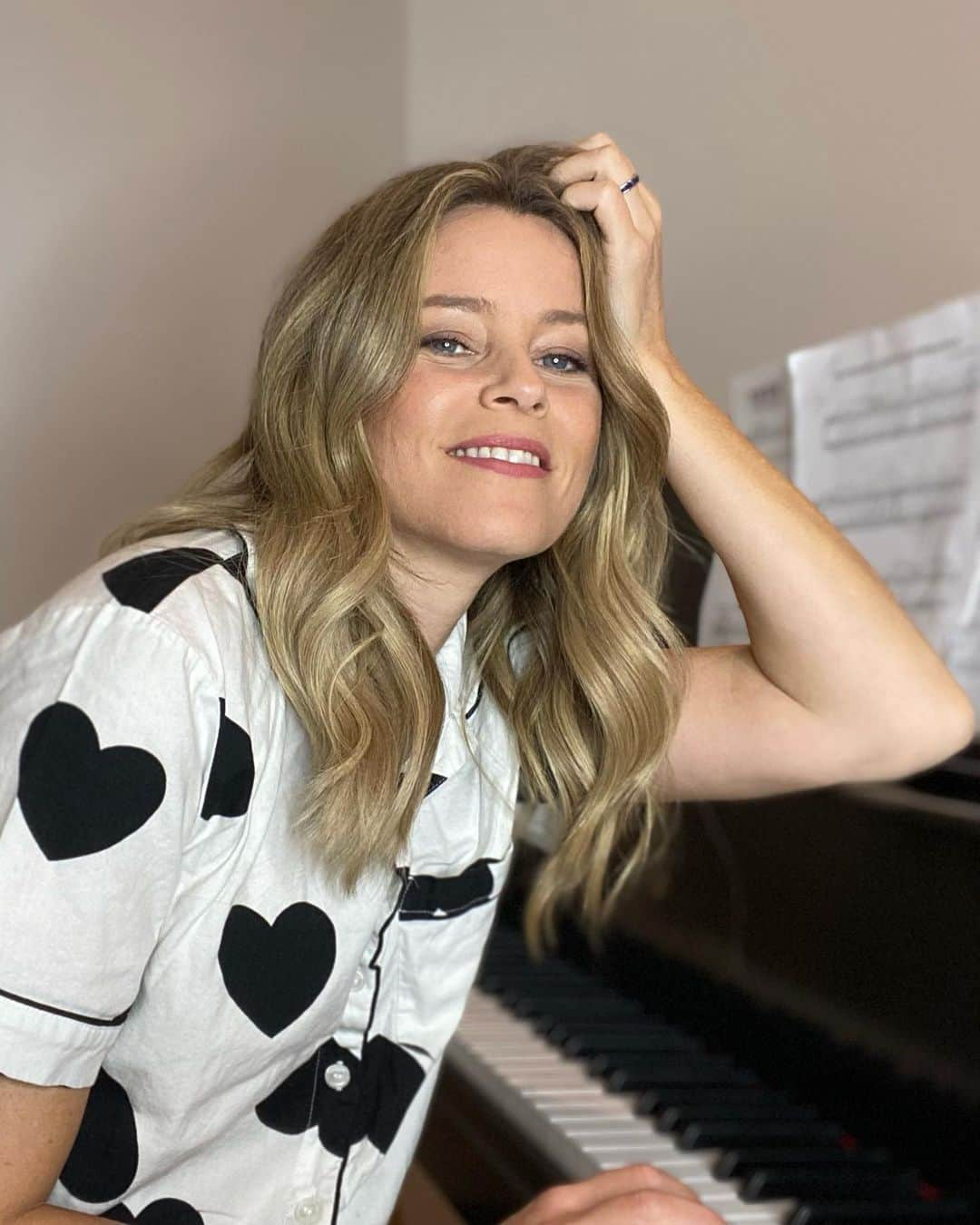 エリザベス・バンクスさんのインスタグラム写真 - (エリザベス・バンクスInstagram)「PJs + wine. I do not play piano. I pretend (for a living so … it makes some sense). Happy Sunday night.」11月15日 11時07分 - elizabethbanks