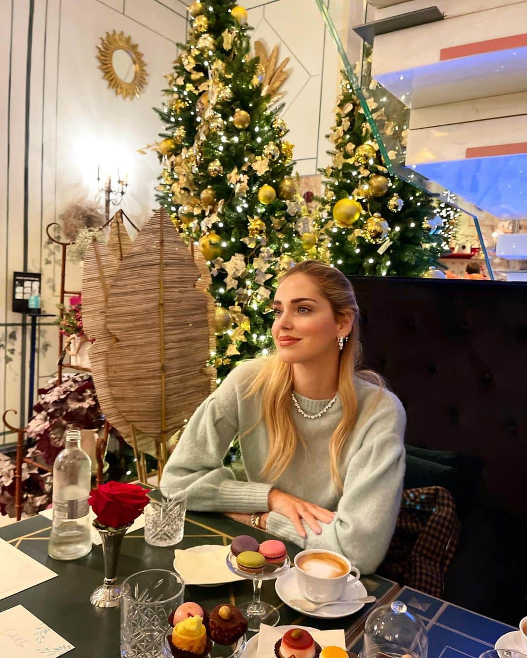 キアラ・フェラーニさんのインスタグラム写真 - (キアラ・フェラーニInstagram)「Christmas tea 💖 @vincenzodascanio new pop up store」11月15日 3時30分 - chiaraferragni