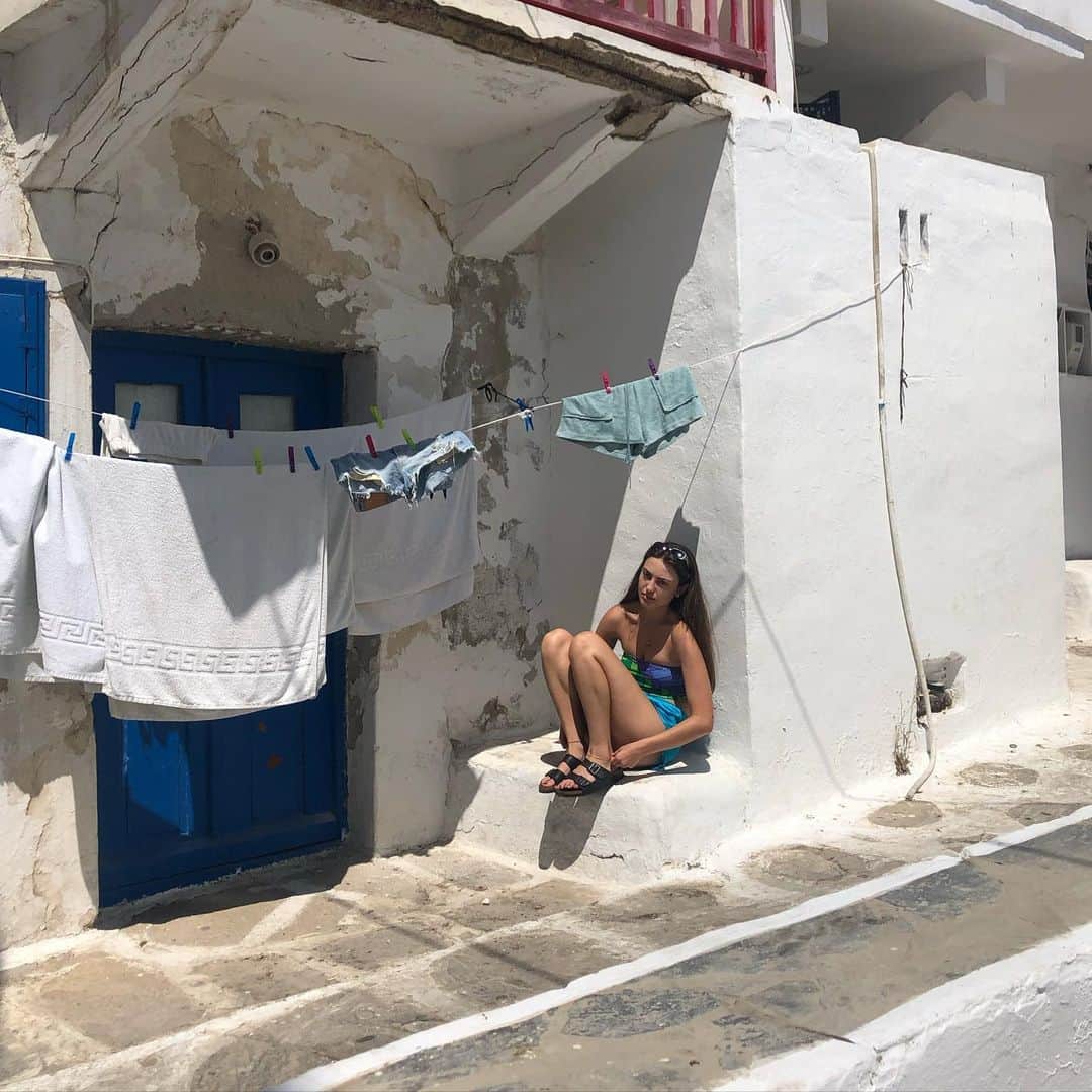 トゥルー・ミューレンのインスタグラム：「Sitting in Greece」