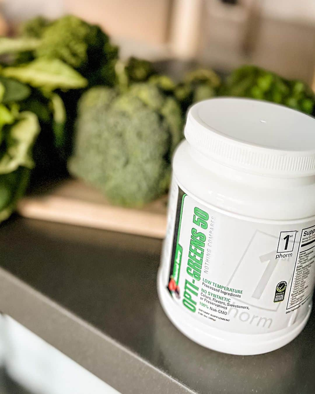 エミリー・シアーズさんのインスタグラム写真 - (エミリー・シアーズInstagram)「In addition to lots of fresh veggies, I always make sure to get my @1stphorm #Optigreens50 in daily.  In order to plan healthy meals for the week, I like to stock up on organic produce and fresh herbs at local farmers’ markets once or twice a week and grab what’s in season. I like to switch it up and grab different green produce each time so I don’t get bored, plus farmers markets tend to have more interesting varieties of veggies to choose from!   Even when we do our best-no diet can cover all the super foods and micro nutrients found in #OptiGreens so I always take it to cover any gaps in my diet, to keep my immune system and gut health covered. 💚  #1stPhorm #FarmersMarket #Produce #Sunday #MealPrep #IAm1stPhorm」11月15日 6時07分 - emilysears