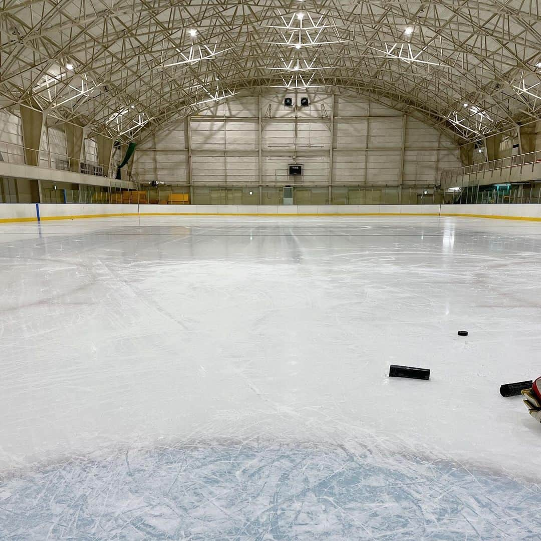 藤本那菜のインスタグラム：「I'm back on❄️  毎朝練習に付き合ってくれてありがとう🏒 @moe13fujimoto   📍安平町スポーツセンター(せいこドーム)  denso hokkaido athlete ▶︎ @densohokkaido.athlete   #goalie #ice #rehab #workout」