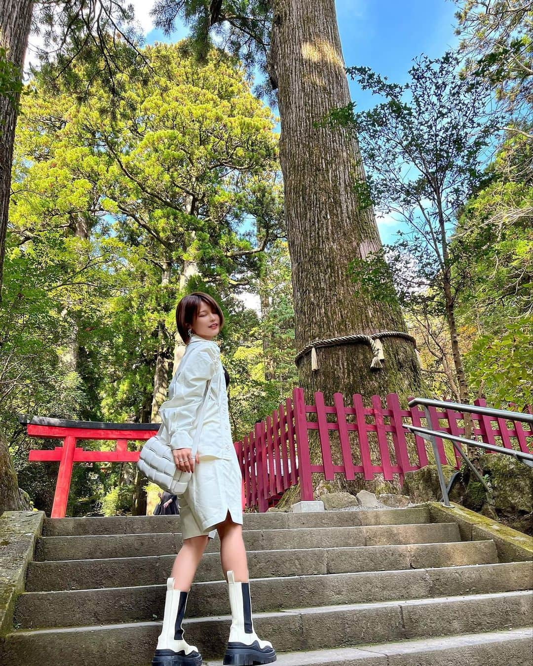 ななぴさんのインスタグラム写真 - (ななぴInstagram)「箱根神社いってきたよん❤︎  #ホワイトコーデ　#オールホワイト　#allwhite  #white #bottegaveneta  #newbottega #タイヤブーツ　#ラグブーツ　#ボッテガコーデ　#ボッテガ　#ボッテガヴェネタ　#パデットカセット」11月15日 12時22分 - __nanapgram__