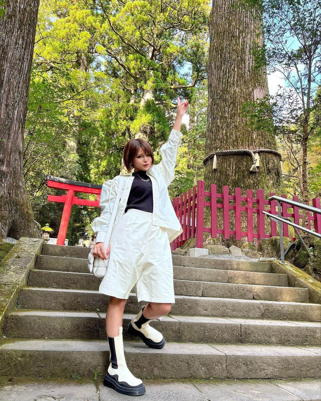 ななぴさんのインスタグラム写真 - (ななぴInstagram)「箱根神社いってきたよん❤︎  #ホワイトコーデ　#オールホワイト　#allwhite  #white #bottegaveneta  #newbottega #タイヤブーツ　#ラグブーツ　#ボッテガコーデ　#ボッテガ　#ボッテガヴェネタ　#パデットカセット」11月15日 12時22分 - __nanapgram__