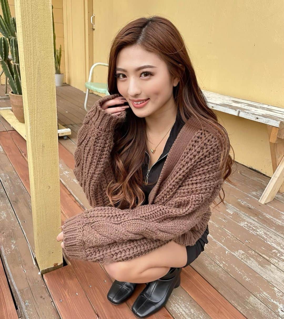 MIYABIのインスタグラム：「萌え袖キュンッ🧣❤️  おはよう御座います🐣  今日は打ち合わせへ🚶‍♀️ 今週も頑張っていきましょうね💜」