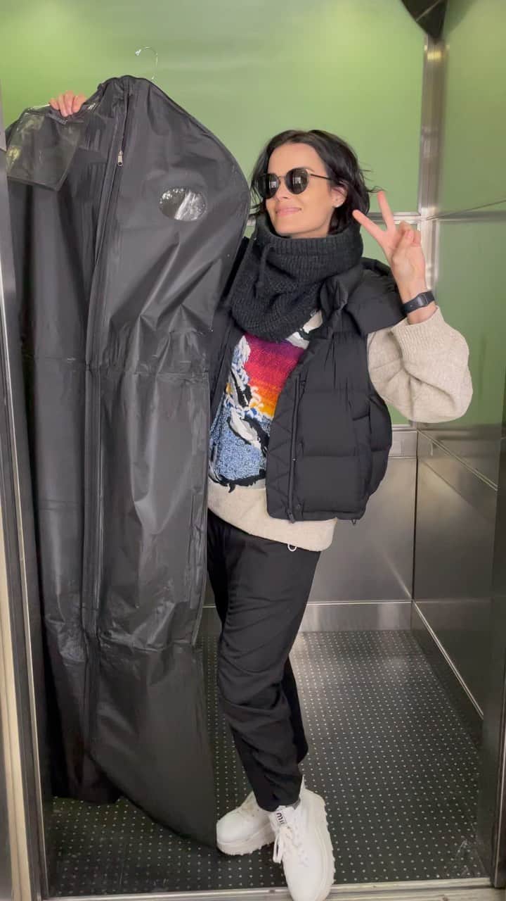 ジェイミー・アレクサンダーのインスタグラム：「Wooohoo- looking forward to wearing this dress by @marcbouwer tomorrow night ❤️‍🔥🤫」