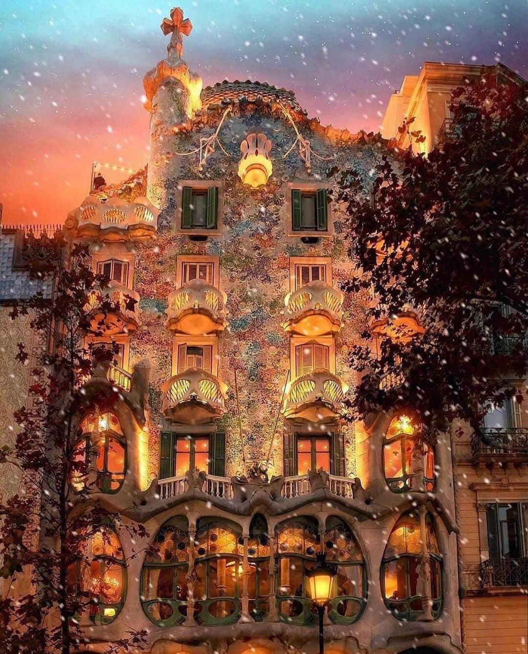 PicLab™ Sayingsさんのインスタグラム写真 - (PicLab™ SayingsInstagram)「Casa Battló, located in the center of Barcelona, was designed by Antoni Gaudí in 1904 and considered one of his masterpieces. The architecture is identifiable as Modernisme or Art Nouveau. ⠀ Image 1 taken by @momentsofgregory⠀ Image 2 taken by @dariovero_」11月15日 8時04分 - paradise