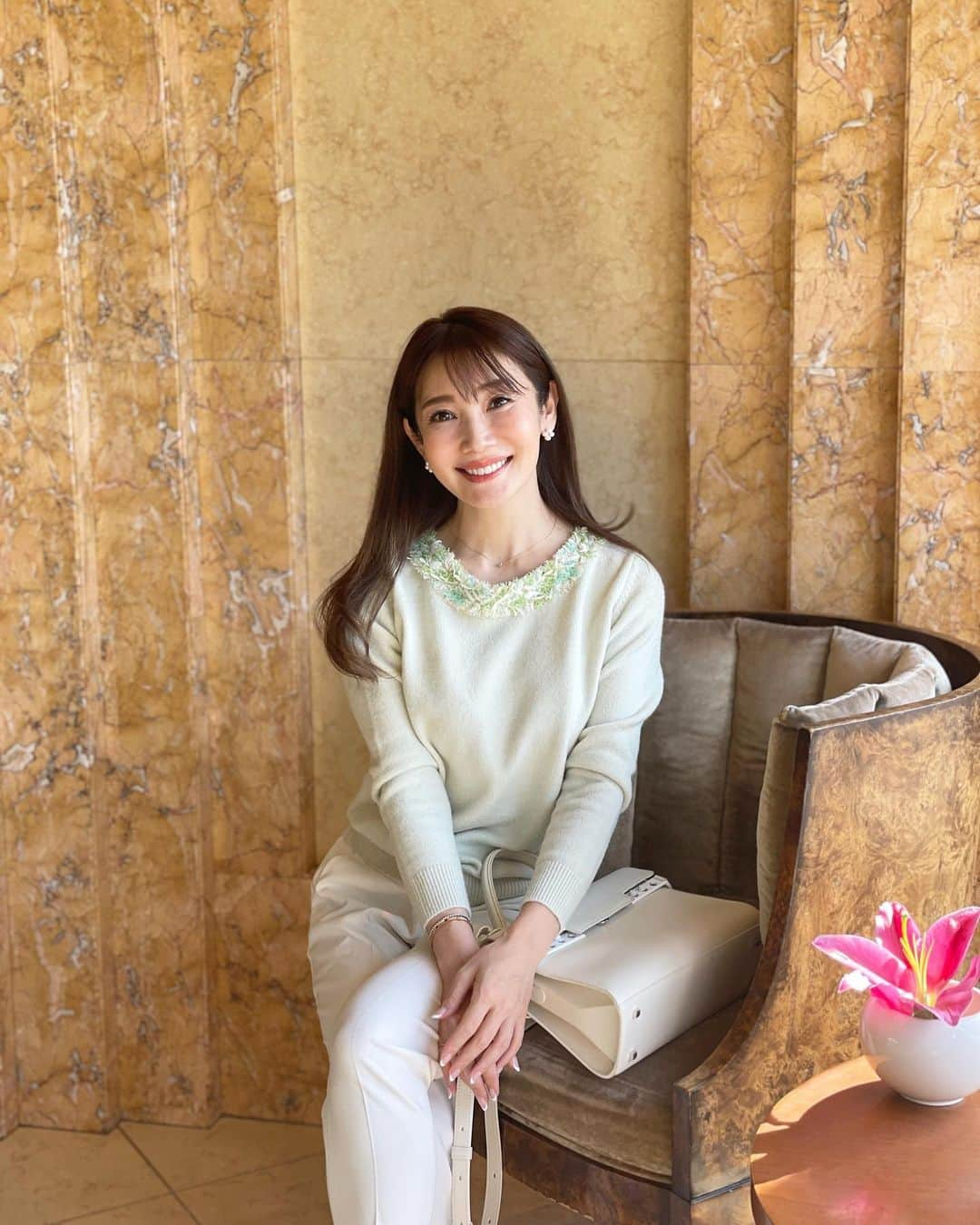 吉田美紀さんのインスタグラム写真 - (吉田美紀Instagram)「・ ・ おはようございます✨ いいお天気続き☀️ ・ 11月も折り返しなんですね。 毎日大切に生活しよう！ ・ ツイードネックのニットは 顔映りも明るくなるし ふっくら素材で肌触りもよし◎ オススメの一枚です。 ・ @lialapg  #coordinate #outfit #ootd #look #style #fashion #wardrobe #instagood #instafashion #コーディネート #ファッション #ママコーデ #ママコーディネート #ママファッション #ツイード #ツイードニット」11月15日 8時48分 - miki__yoshida