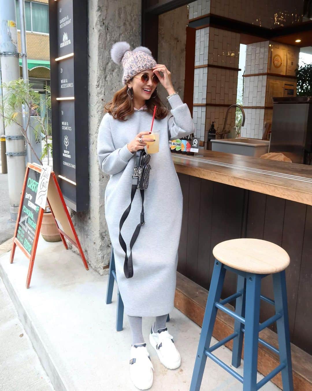 Mai Wakimizuのインスタグラム：「新作のワンピースはボンディング生地のコクーンシルエット♡厚手のボンディングがしっかりコクーンの立体感を出してくれて、妥協出来ないフードの立ち具合も文句なしの仕上がりになりました！首元とフードはバイカラーになっていて、grayにはpinkでmodisteさんとのコラボポンポン帽ともバッチリ＼(^o^)／それともう1つアピールポイント！どれだけ長時間運転しても、横になって寝ちゃっても(笑)驚くほど全くシワにならなかった！優秀すぎでした♡ 最後はおまけ、怒り気味の僕ちんと無理矢理パチリ♡笑  dress:#linkable @linkable_official(今月発売予定)」