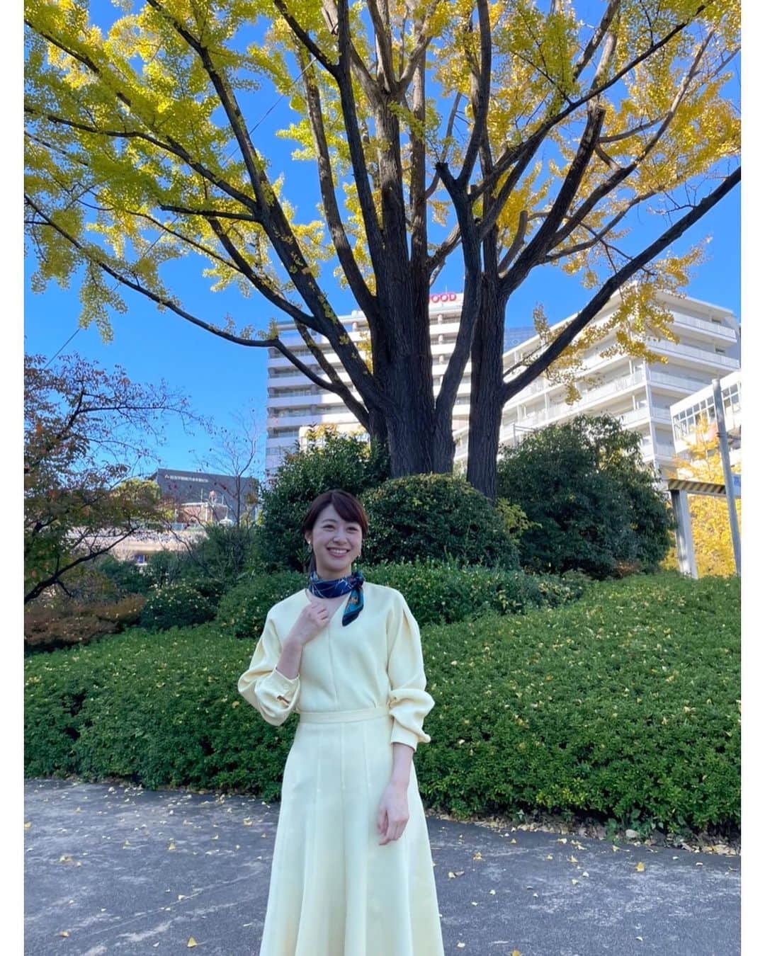 林美沙希さんのインスタグラム写真 - (林美沙希Instagram)「. おはようございます。 今週もよろしくお願いします☺️ . 先日の衣装は、 セットアップに 首元にはスカーフを。 スタイリストさんが巻き方にもこだわってくれました🧣  #annニュース #林美沙希 #衣装 #martinique #セットアップ #スカーフコーデ #ワンピース #ニット」11月15日 9時04分 - misaki0hayashi