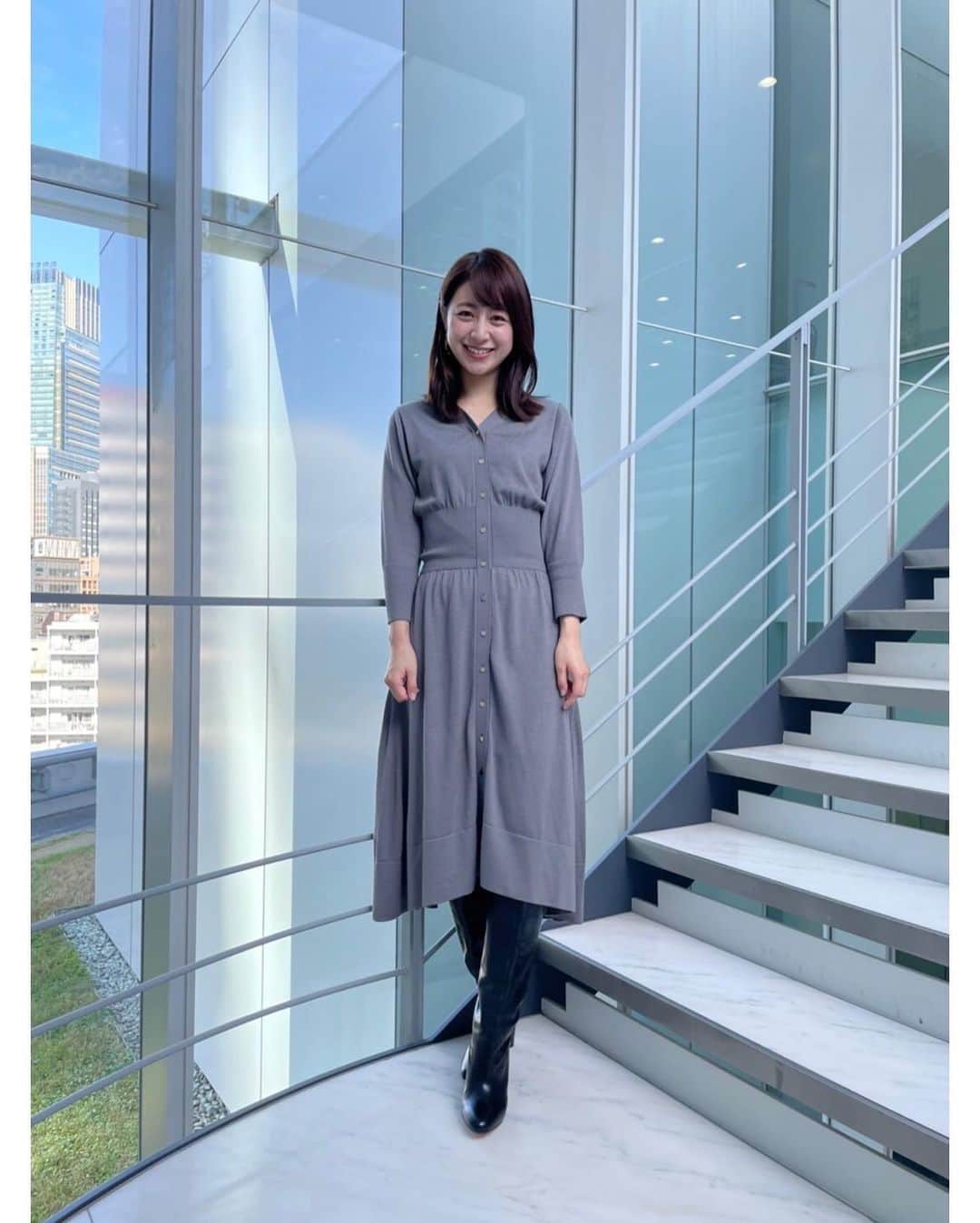 林美沙希さんのインスタグラム写真 - (林美沙希Instagram)「. おはようございます。 今週もよろしくお願いします☺️ . 先日の衣装は、 セットアップに 首元にはスカーフを。 スタイリストさんが巻き方にもこだわってくれました🧣  #annニュース #林美沙希 #衣装 #martinique #セットアップ #スカーフコーデ #ワンピース #ニット」11月15日 9時04分 - misaki0hayashi