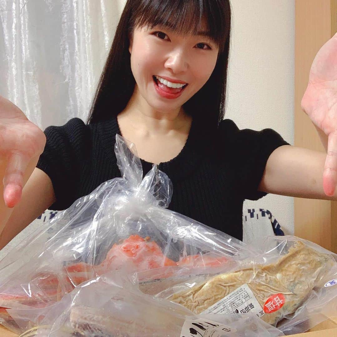 小田飛鳥さんのインスタグラム写真 - (小田飛鳥Instagram)「去年参加させて頂いた高原組の『真夏に出会ったら』観て来ました~🎬☀︎ ああもう青春！映画は青春！私は主人公の一平くんがずっと好いてくれている素敵で美味しい役でした😋 自分が出てないシーンも、現場どんな感じだったのかな〜なんて想像してムフムフしてた🥴 これまで共演させて頂いた役者さん、ご一緒したスタッフさんも多くて嬉しい作品になりました🌈 そして帰ったら海鮮たちに出会えました😂笑 #テアトル新宿 #真夏に出会ったら #oppictures #oppicturesプラスフェス2021 #海鮮ざんまい ！🦀」11月15日 9時20分 - asuka_oda_0320