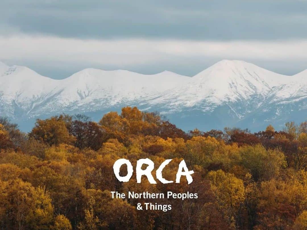 ハミルのインスタグラム：「. . 【　ORCA、北の暮らし　】 . 情報過多で疲れた人へ 深呼吸してこの映像を見てほしい. . 北に移住された編集者・井出千種さんと2人で主宰させていただいておりますORCA The  Northern Peoples &Things. @orca_the_northern_peoples  . 北に暮らす、もしくは北に関わりのある方々に作り手や暮らしの景色を描いていただいて記録し続けております. . 北は開拓地で歴史や作り手などの記録が本州に比べあまり深く残ってなく、いつも調べるのに苦労してきました. . 自分たちの時代にそれをクラウド上に残しておけば、数十年後、数百年後も誰かの目にとまってくれるのでは…という思いで記録し続けております。 . SNS のみの小さきメディアですが、北の方々のたくさんのご協力で、毎週ポストしつづけてきた積み重ねで、より素晴らしい内容に育ってきております。 . 今回は美瑛に移り住んだアートディレクターで写真家の前田景さんの連載”風味と風景”です。 @maedakei  . 奥さまで料理家のたかはしよしこさんが大切そうに手に取る豆の景色、この場所特有の自然の色が満ち溢れてる姿が切り取られています. . ぜひ、ご覧ください. @orca_the_northern_peoples  ・ Music by Gen Tanabe @gen_wwc Music Produced by Hiroshi Yoshimoto @monsieur_espresso ・ Produced by Harumi Fukuda @haruhamiru　Chigusa Ide @olive_0312 制作: ORCA  #北海道 #hokkaido #美瑛 #biei #カラマツ #移住」