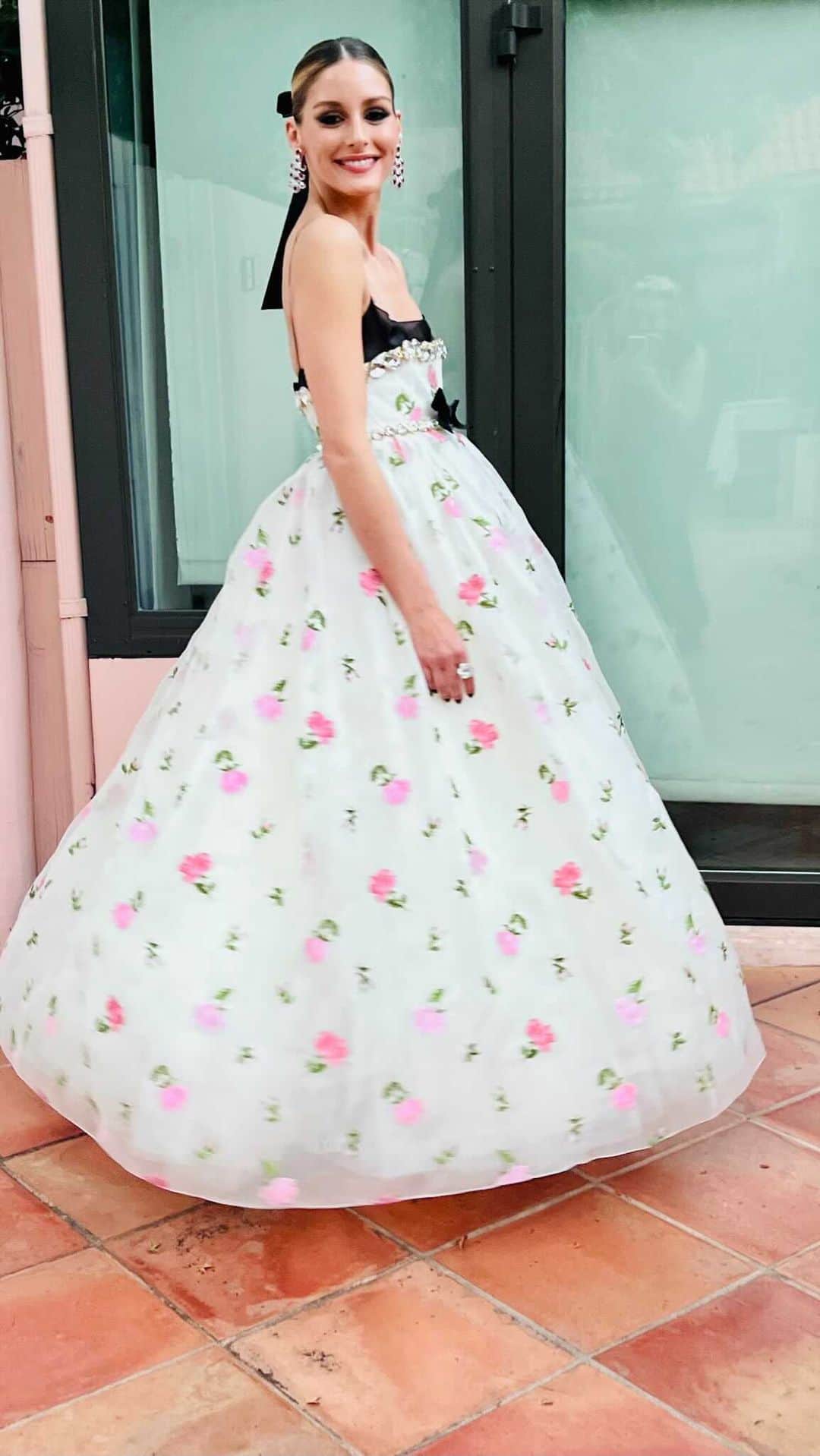 オリヴィア・パレルモのインスタグラム：「A quick glimpse behind the scenes of my ceremony look for the wedding of @simonhuck and @piptherip 😘  Starring this gorg @giambattistavalliparis SS22 dress I saw on the runway in Paris last month, with braided up-do by @kenna_hair_ and makeup by @jentioseco ✨」