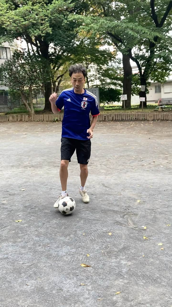 ワッキーのインスタグラム：「Jリーグモノマネシリーズ⚽  独特なドリブルで相手をヌルッとぬいていく 鳥栖の中野嘉大選手✨  ・なんか同じフェイントしかできなくてすんません💦  #Jリーグ #サガン鳥栖 #中野嘉大 #ワッキーチョイス #モノマネ」