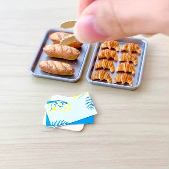 のインスタグラム：「バゲットとクロワッサン。  焼きたてパンをお買い上げ。  ミニチュア紙袋も初めて手作りしてみました。 日々お家にたくさん溜まっていく紙袋たちの中から素材を厳選して…笑  Baguettes and croissants. I bought freshly baked breads. I also made a handmade miniature paper bags for the first time. I carefully selected them from the many paper bags that I collect every day...   #仙名彩世#ハンドメイド#ミニチュア#ミニチュアフード#パン#バゲット#クロワッサン#焼きたてパン#パン屋さん#sennaayase#handmade#miniature#miniaturefood#bread#baguette#croissant#bakery#手工制作#微型#微型食品#센나아야세#핸드메이드#미니어처#미니어처푸드」