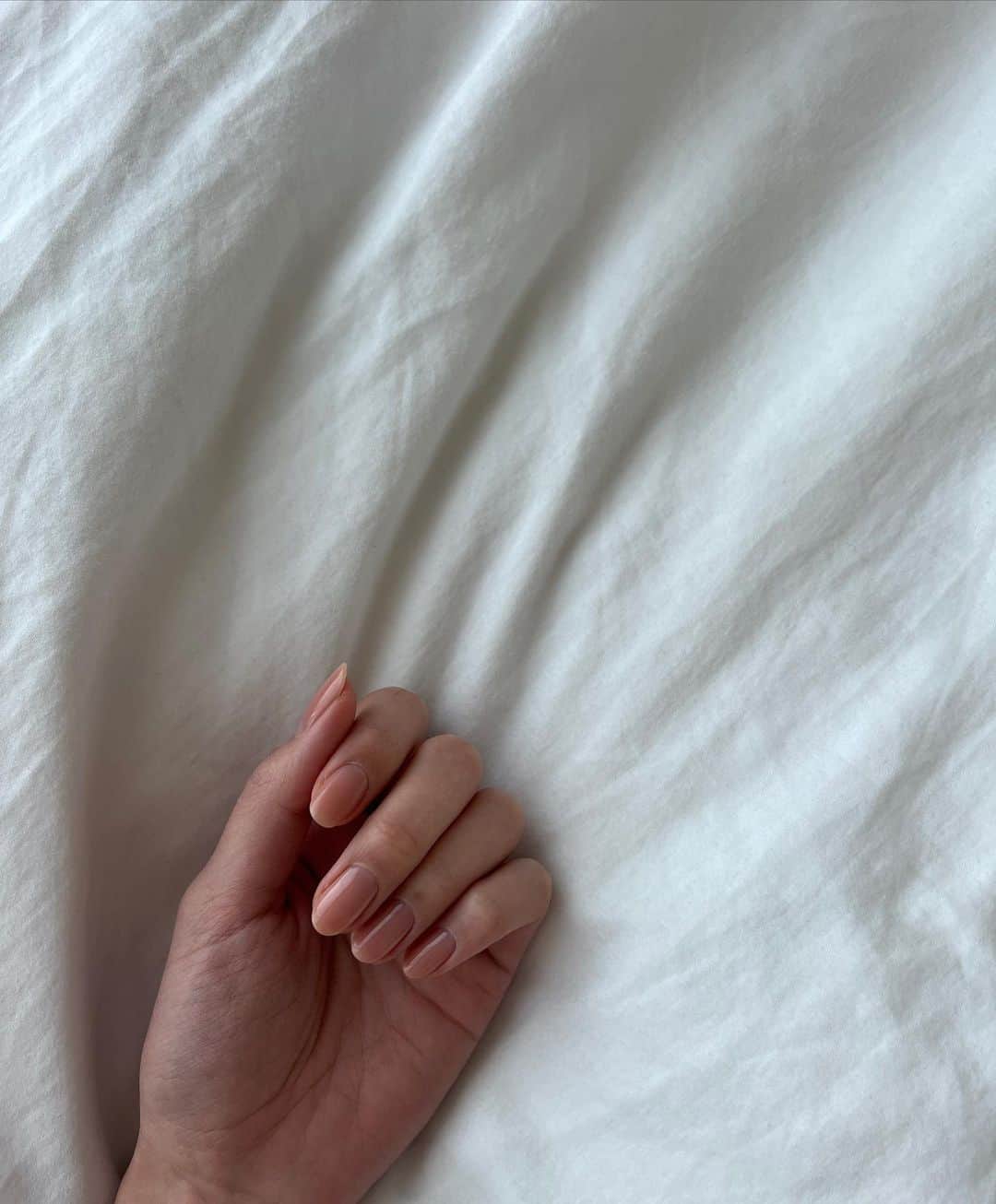 土屋巴瑞季さんのインスタグラム写真 - (土屋巴瑞季Instagram)「フットは親指にフィルムつけてもらった🥰 可愛い🤍 ハンドはいつも通りナチュラルに☺️」11月15日 10時07分 - hazukitsuchiya