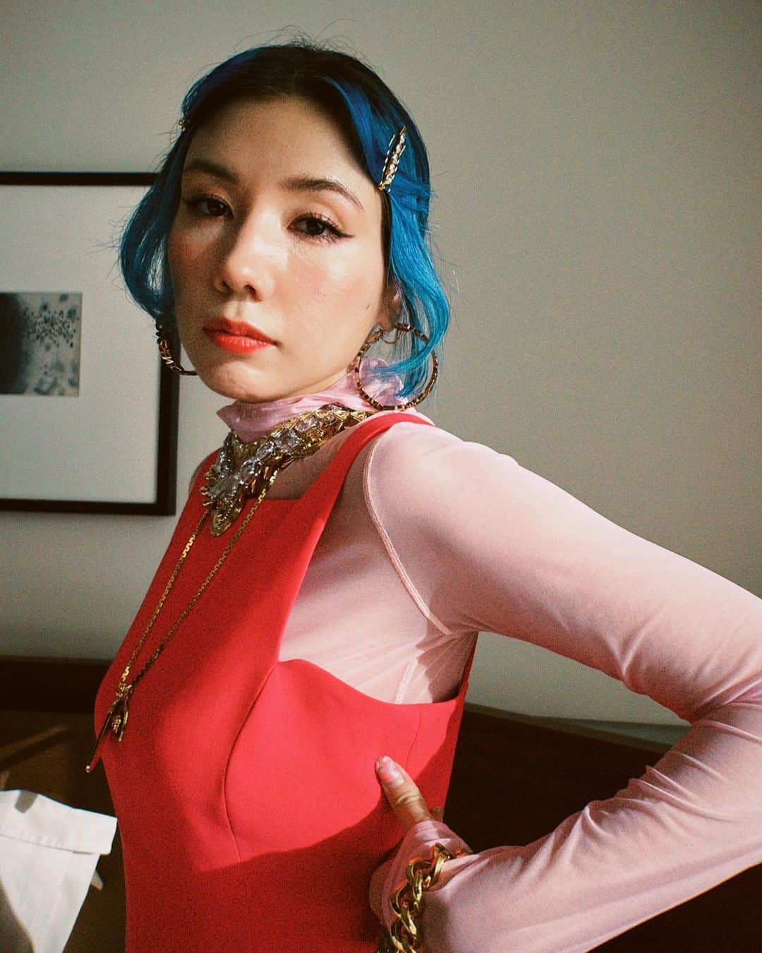 仲里依紗のインスタグラム：「土竜の唄の舞台挨拶の時の🤳💄👗❣️💕  舞台挨拶ってバキバキにファッションきめれるから楽しすぎて何回もやりたい笑😂←1人メットガラなの？  この日は全身Versaceでした😍😍😍 このおピンクヒール👠💗 farfechで買っててまさかの私物でも持ってたよ😂❤️←いつ履くの問題  テーマはドラえもんとしずかちゃん💗💙💗💙←後で決めたテーマだけど  styling 👗 @naomi_banba  hair&make 💄　@nasup」