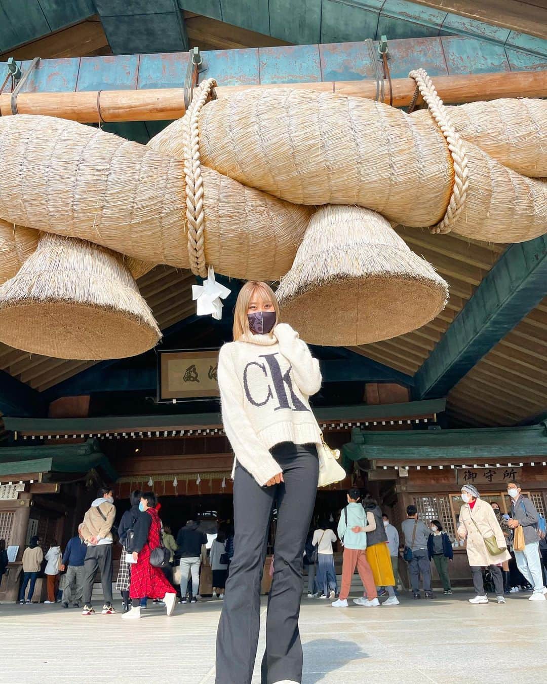 のインスタグラム：「. 毎年恒例の神在月に、 出雲大社参拝⛩🐇 . . 約１週間広島でゆっくり過ごして最終日家族で出雲大社行ってしっかりオフ満喫☺️ . . また明日から連チャンラウンド⛳️ 楽しんで頑張ろっっ🤩🤩🤩 . . #ゴルフ #ゴルフ女子 #ゴルフ女子の休日 #アスモマスク  #出雲大社 #神社 #プライベート  #⛩ #golf #instagood #instagolf  #パワースポット #パワースポット神社」