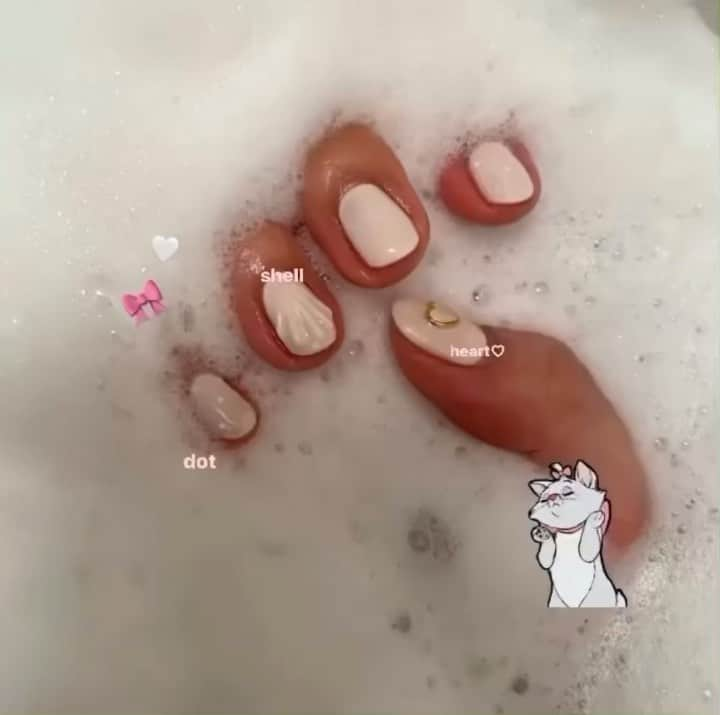 竹村夏音のインスタグラム：「‪☺︎‬‪☺︎‬‪☺︎‬ お気に入りネイル🛁🤍🎀」