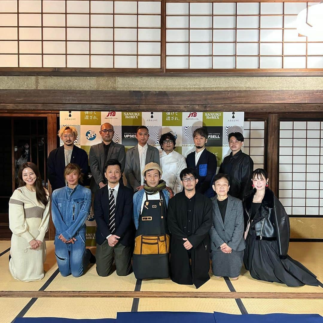 佐野真彩さんのインスタグラム写真 - (佐野真彩Instagram)「地元香川県の投稿📝 香川県の伝統工芸士や地場産業を支える職人と世界的アーティストやクリエイターが共生するプロジェクト【SANUKI ReMIX】の発表会にお邪魔してきました！  香川県は、盆栽、うちわ、漆器、野菜など他にも沢山の推しがあります✨（うどんだけじゃないんですよ、オリーブ、そうめん、醤油豆、、、）  来年1月に、職人とアーティストのコラボによる作品展示会を玉藻公園の披雲閣で開催。  更に香川県の良さを皆様に知っていただけるイベントになっております☺️  香川県は直島もありアートの県ですからね🌟 トークセッションを聞いていて、イベント（讃岐リミックス）が楽しみになりました。 お招きいただきありがとうございました✨  @sanuki_remix   初めて披雲閣にも入りました。 夜の玉藻公園はドキドキでした😳  #sanukiremix #讃岐リミックス　#香川県　#JTB #人生は上々だ　#高松市　#玉藻公園　#玉藻公園披雲閣 #重要文化財 #香川県出身」11月15日 20時06分 - sano.maya