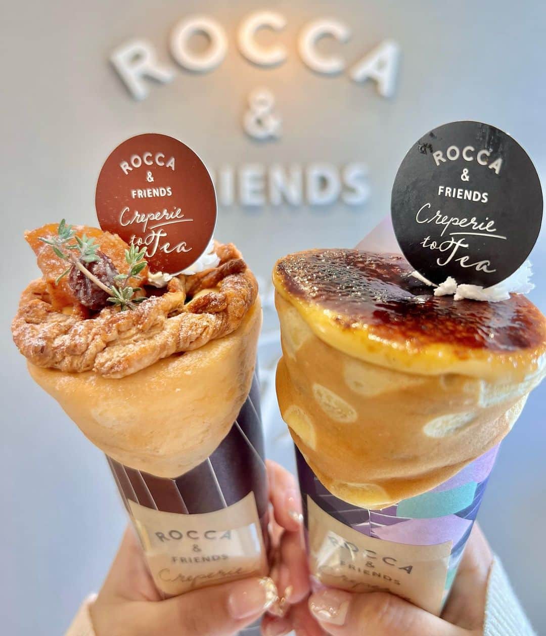 加藤里奈さんのインスタグラム写真 - (加藤里奈Instagram)「⋆  レイヤードヒサヤオオドオリにある、 @rocca.creperie.nagoya さんにお邪魔しました🤍  インスタでずっと見てた Roccaのクレープ、やっと食べれた～🤤  写真映えはもちろん、味もめちゃ美味しかったです🥲🤍  定番、クレームブリュレクレープと 11/6 (火)から期間限定で発売される、 アップルパイクレープを頂きました🍎  ブリュレクレープはカスタードクリームと表面にあるパリパリなキャラメルの組み合わせがおいしい～！🤍 しかも、食べ進めていくと中にフルーツも入っていて、ペロっと食べちゃいました🤤  アップルパイクレープは、サクサクなパイ生地と中のしっとりしたりんごが美味しかったです♡ アップルパイ大好きだからたまらなかった～～  ドリンクの種類も豊富でどれもとっても美味しかったです♡  また違う種類食べにいきたいな～～  #rocca #クレープ #レイヤードヒサヤオオドオリ #久屋大通 #栄 #デザート #カフェ #カフェ巡り #カフェスタグラム  #カフェご飯  #栄グルメ #久屋大通グルメ #名古屋グルメ #名駅グルメ #名古屋ランチ #名古屋ディナー #名古屋カフェ #名古屋駅グルメ #名古屋テイクアウト #愛知県 #名古屋 #大須グルメ #大須食べ歩き  #大須ランチ #愛知ランチ」11月15日 20時07分 - katoco0326