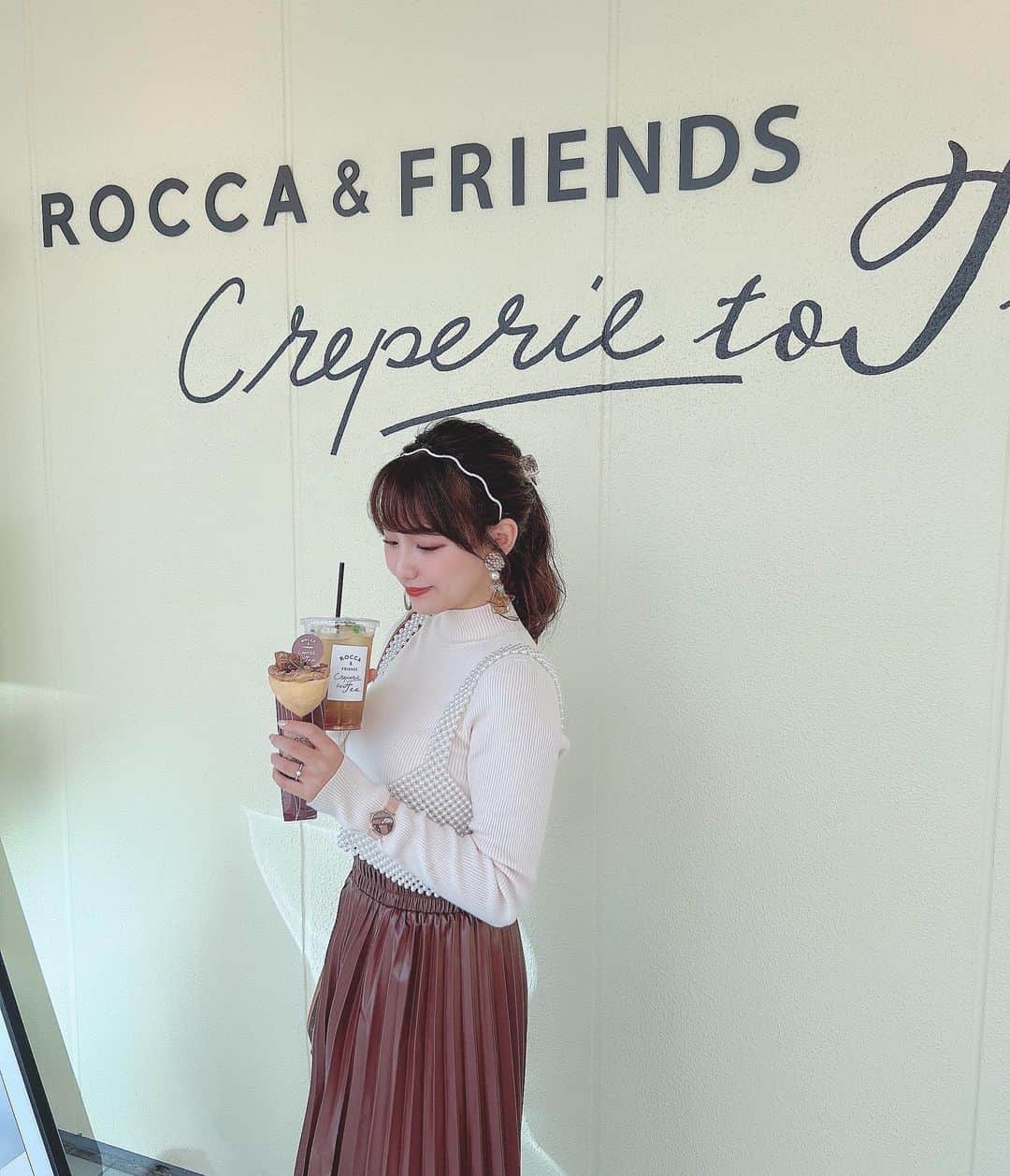 加藤里奈さんのインスタグラム写真 - (加藤里奈Instagram)「⋆  レイヤードヒサヤオオドオリにある、 @rocca.creperie.nagoya さんにお邪魔しました🤍  インスタでずっと見てた Roccaのクレープ、やっと食べれた～🤤  写真映えはもちろん、味もめちゃ美味しかったです🥲🤍  定番、クレームブリュレクレープと 11/6 (火)から期間限定で発売される、 アップルパイクレープを頂きました🍎  ブリュレクレープはカスタードクリームと表面にあるパリパリなキャラメルの組み合わせがおいしい～！🤍 しかも、食べ進めていくと中にフルーツも入っていて、ペロっと食べちゃいました🤤  アップルパイクレープは、サクサクなパイ生地と中のしっとりしたりんごが美味しかったです♡ アップルパイ大好きだからたまらなかった～～  ドリンクの種類も豊富でどれもとっても美味しかったです♡  また違う種類食べにいきたいな～～  #rocca #クレープ #レイヤードヒサヤオオドオリ #久屋大通 #栄 #デザート #カフェ #カフェ巡り #カフェスタグラム  #カフェご飯  #栄グルメ #久屋大通グルメ #名古屋グルメ #名駅グルメ #名古屋ランチ #名古屋ディナー #名古屋カフェ #名古屋駅グルメ #名古屋テイクアウト #愛知県 #名古屋 #大須グルメ #大須食べ歩き  #大須ランチ #愛知ランチ」11月15日 20時07分 - katoco0326