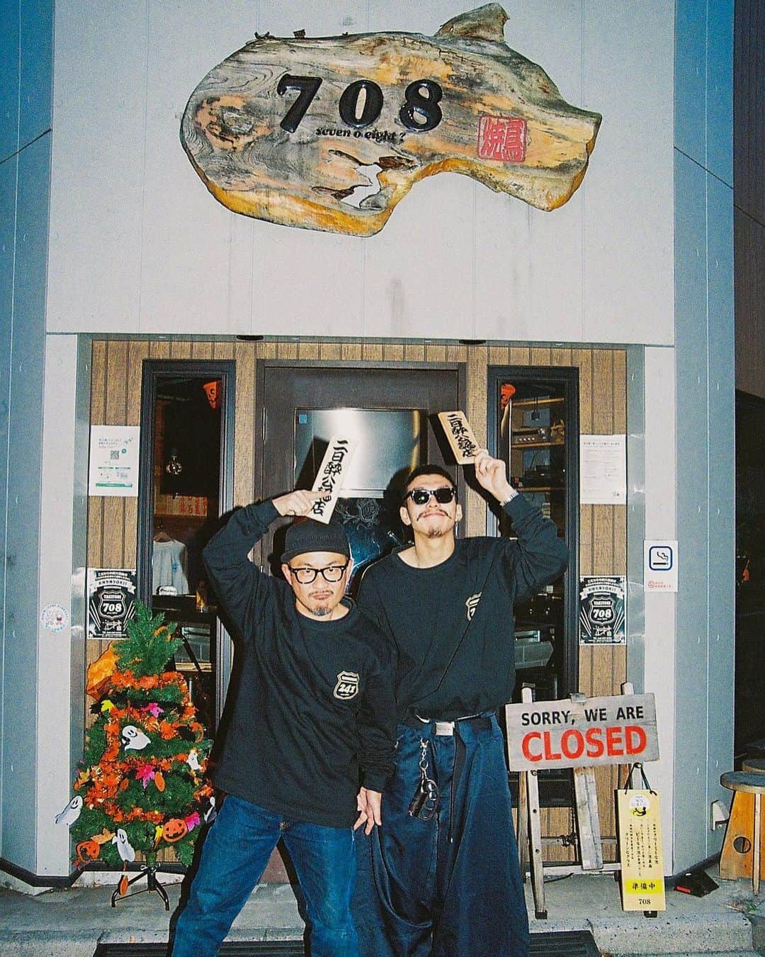 青木りおのインスタグラム：「食 飯やりたいけど店出す余裕は時間金共にブッチギリ0です。なんで自分が最高ｵｽｽﾒの店をアパレルを通して紹介する二日酔公認店初めました。 折角の第1弾なので自分が高3からバイトして世話なってる708とコラボしました。 接客、人格形成は勿論究極の皿洗を教えてくれた隊長は親＝ぐらいで感謝してます。小中高、担任から顧問まで全て受け付けなかった僕の唯一の先生です。愛大切にしないと隊長に怒られるんで忘れずに生きていこうかと思ってます。  今後は二日酔公認店一般募集予定なんで是非食せと思った其処の飲食店オーナー、一報くれや！」