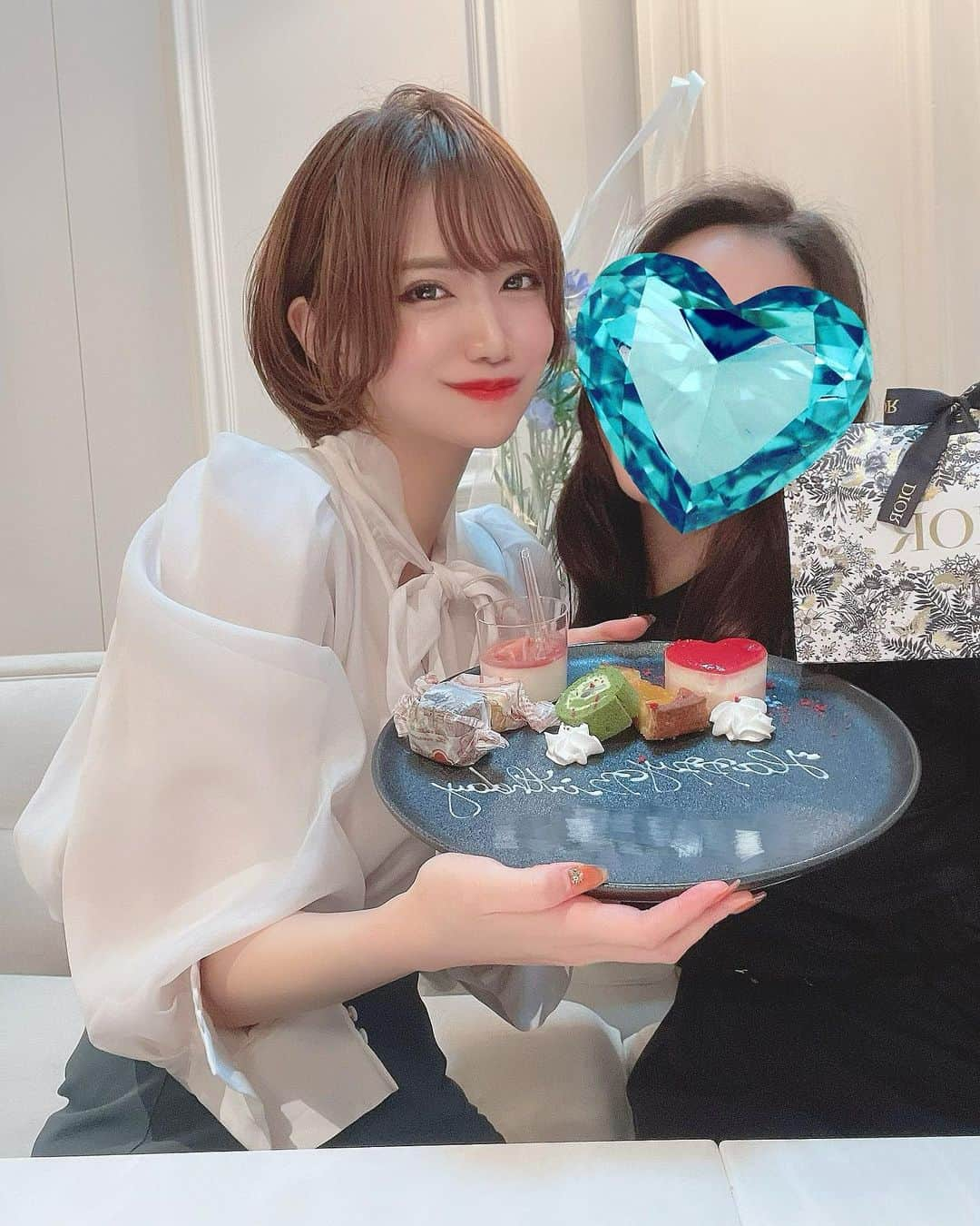 相良ましろさんのインスタグラム写真 - (相良ましろInstagram)「. 誕生日から1ヶ月経ってもお祝いしてくれる 友達がいるの本当に幸せです🥲💓♡ 3枚目素で笑ってます。笑 可愛いところでお祝いしてくれてありがとう😌💙  可愛い店内で1日組数限定で個室のお部屋で撮影ができるみたい！ インスタ映え間違いなし📸行けてよかった💐  . #誕生日 #バースデープレート #カフェ #カフェ巡り #dior  #ショートヘア #ショートカット #秋仕様 #グラビアアイドル #モデル #ビジョビ #女子力向上委員会 #女子力向上計画 #shorthair #cosplay #cosplayer #gravure #shortcut #shorthair #instagood  #instafashion #selfie #kawaiigirl #japanesegirl #model」11月15日 20時41分 - mashiro_sagara