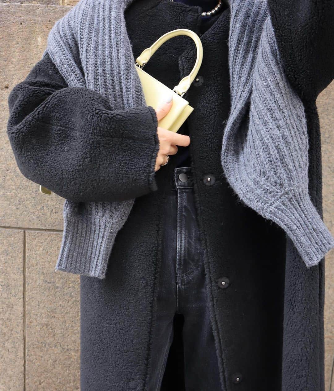 正中雅子さんのインスタグラム写真 - (正中雅子Instagram)「BLACK🖤  エコムートンリバーシブルコートは、安定のBLACKも🖤  デニムとの相性がやっぱり最高🤤  コートについても、明日のインスタライブでしっかりご紹介させてください🐻♡  #MACHATT #masaco服」11月15日 20時42分 - masacoshonaka