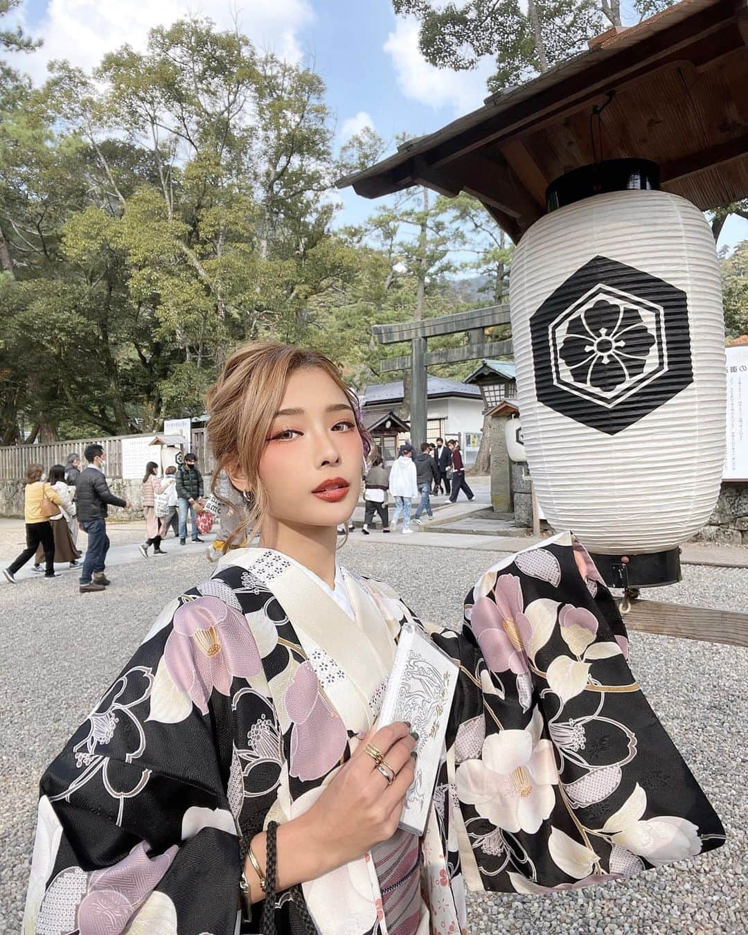 RiRiさんのインスタグラム写真 - (RiRiInstagram)「出雲大社 神在祭⛩✨  12月を師走という様に、 10月の事を日本では神無月と 呼ぶ事を知っている人は多いかと思います☺️  では、なぜ神無月というのか💡？  それは、全国にお鎮りの八百万の神様達が、 １年に１度、「神事（かみごと）」を司られる 「大國主大神（おおくにぬしのおおかみ）」様が お鎮りになっている出雲大社にお集まりになって、 人々の “ しあわせ ” の御縁を結ぶ会議「神議（かみはかり）」が 行われるからだそうです👏✨  なので、全国の神社には神様がお留守になる為に、 全国的には「神無月（かんなづき）」と呼ばれ、 出雲地方では神様がお集まりになるので、 「神在月（かみありづき）」と呼ばれているそうです🤍 ※旧暦10月なので、11月に行われます。  そんな、全国から神様達がお集まりになる時に行われる、 神在祭に行ってきました🤲✨  本当に、素敵なでした😭😭😭  また、ゆっくりレポートしていきます🧚🏻‍♂️🎶  #出雲大社 #izumotaisha #神在祭 #神迎祭 #神様 #大国主 #大国主大神 #八百万の神 #神社仏閣 #神社仏閣巡り」11月15日 20時47分 - _ri420