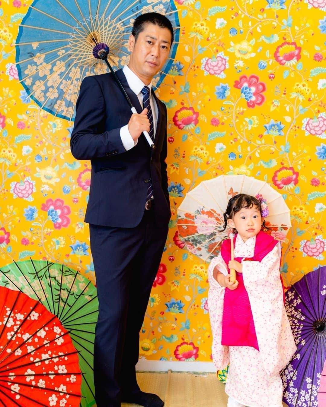 尾形貴弘のインスタグラム：「今日は娘の七五三でした！！ 素敵な写真を撮ってもらいました！！  少し任侠感がある。。。」