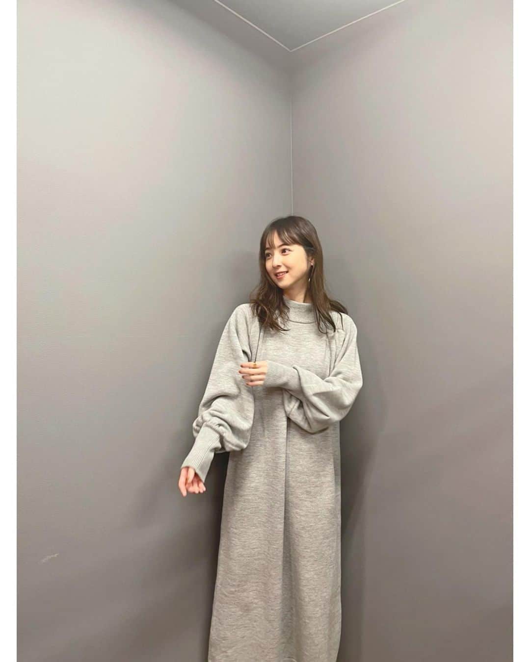 佐々木希さんのインスタグラム写真 - (佐々木希Instagram)「#iNtimite のフェルト素材の 軽量BIGトートバッグ☺︎ 付属のベルトで肩掛けや斜め掛けもできる2Wayデザインにしました！ 内側にはポケットがついてます。 ニットはカフスを長めにしていて、自分でも見る度にあがります🥰笑 袖はボリューム多めに。  #iNtimite」11月15日 20時52分 - nozomisasaki_official