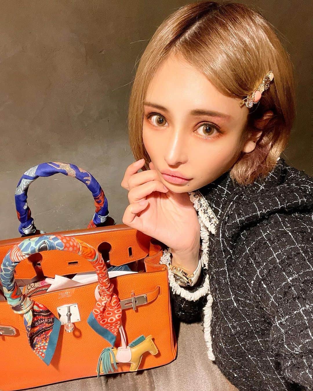 桜井野の花のインスタグラム：「新しいバーキンちゃん👜🍊 鞄の中が汚いのはいつもの事なのでスルーして下さい🤣  エルメスカラーずっと欲しかったから嬉しい🧡 大事に使います😌😌😌🎁💕  #HERMES#エルメス#バーキン#エルメスカラー#🍊#30#新しい仲間が増えました」