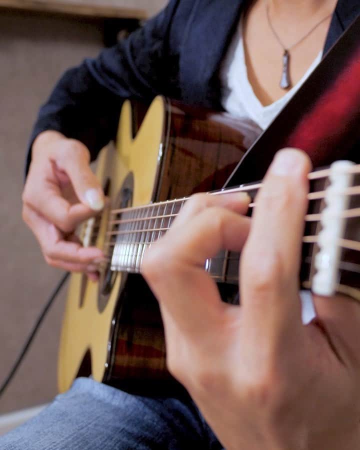 松井祐貴のインスタグラム：「菅田将暉 “虹”  YouTube→https://www.youtube.com/watch?v=-cePLDdbWLE  ♪ ♪ ♪  #yukimatsui #松井祐貴 #fingerstyle #fingerstyleguitar #fingerpicking #acoustic #acousticguitar #pickariff @pickariff #guitarsdaily #riffwars @riffwars #guitarplayer #instaguitar #Daddario @daddarioandco #DaddarioStrings #菅田将暉 #虹 #ドラえもん #standbyme」