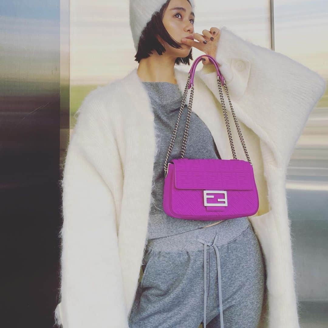 佐藤晴美さんのインスタグラム写真 - (佐藤晴美Instagram)「撮影終わり📷💓  #FendiBaguette #fendi」11月15日 21時06分 - sato_harumi__official